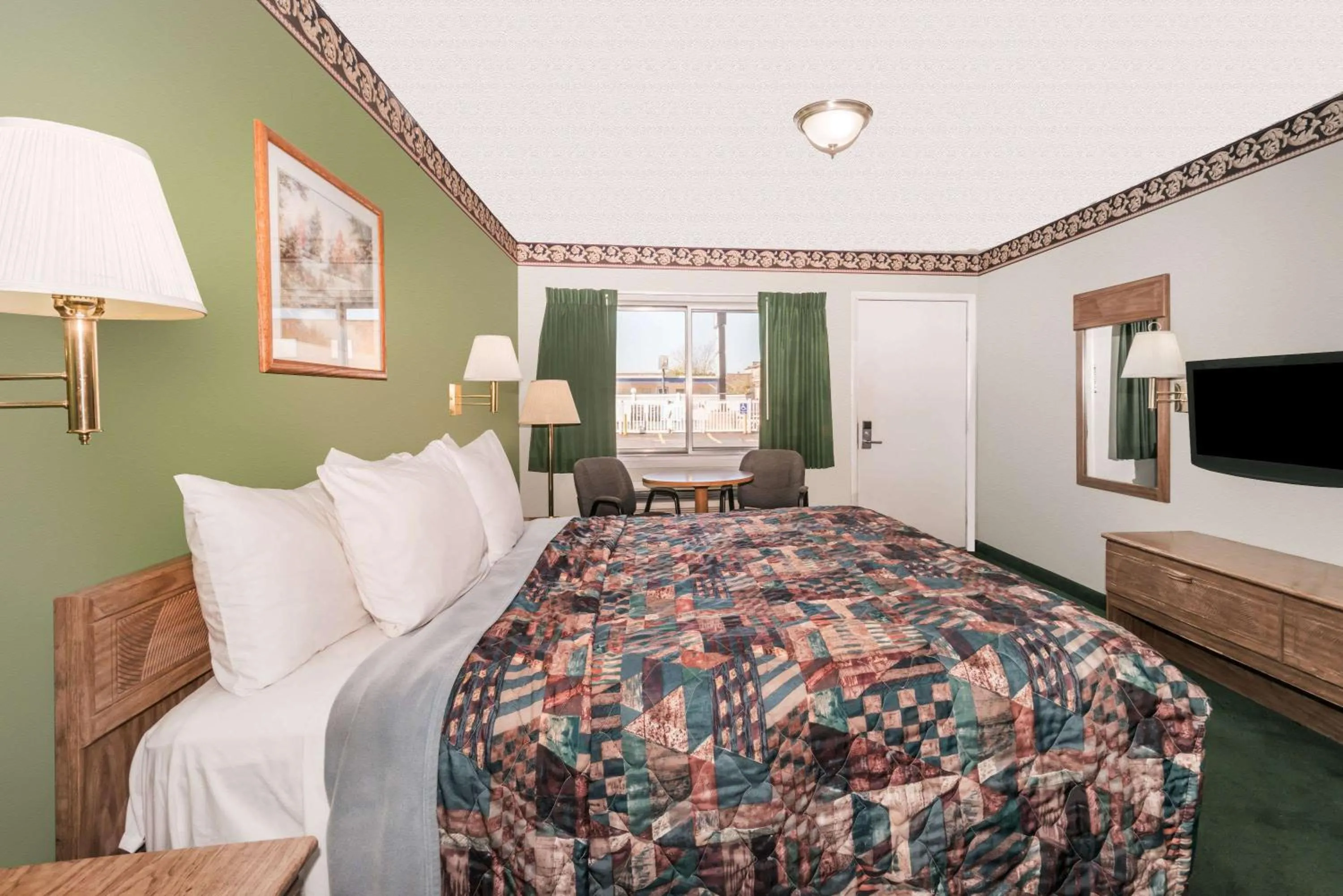 King Room - Non-Smoking in Knights Inn Ottawa