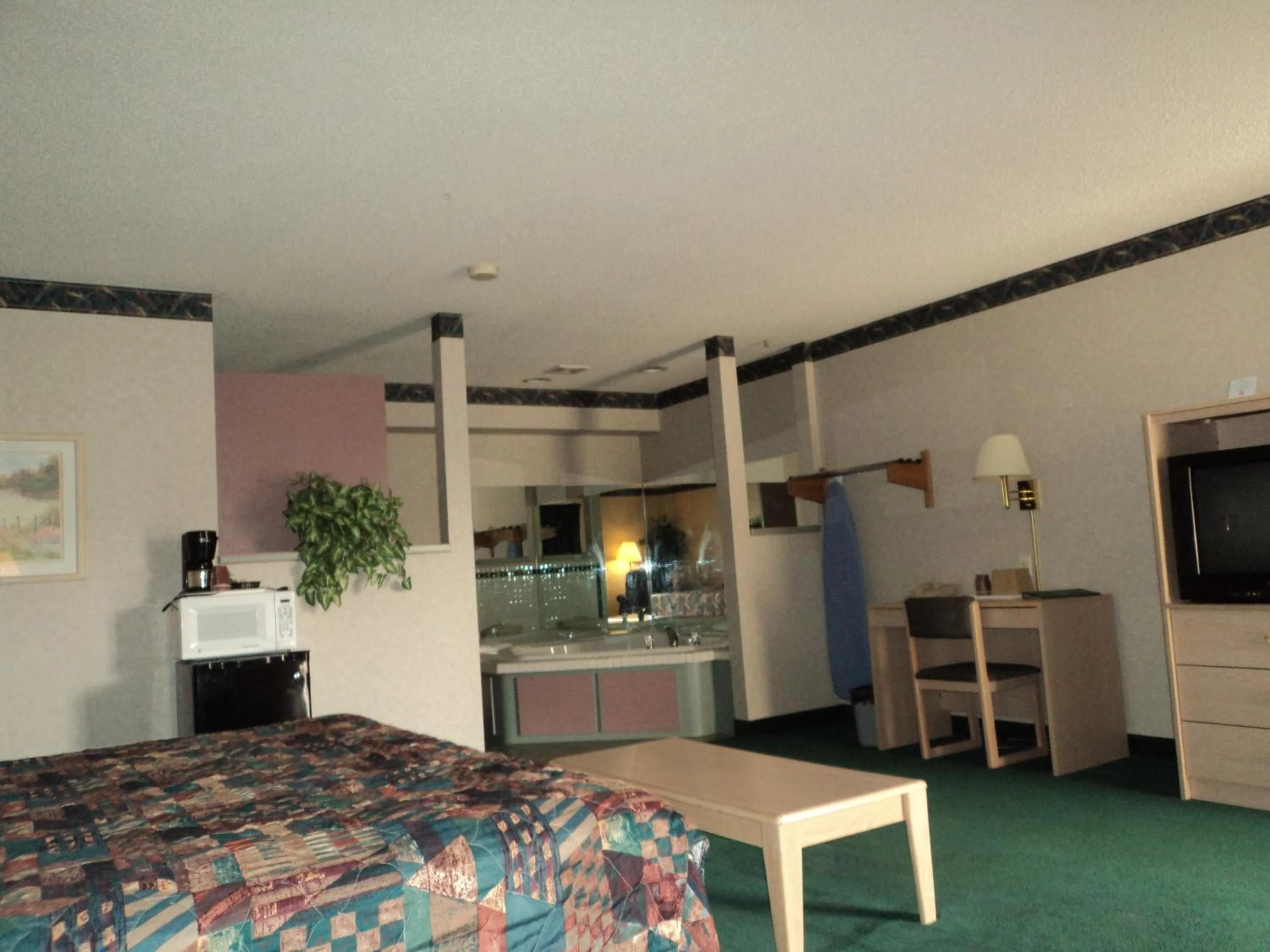 Deluxe King Suite in Knights Inn Ottawa