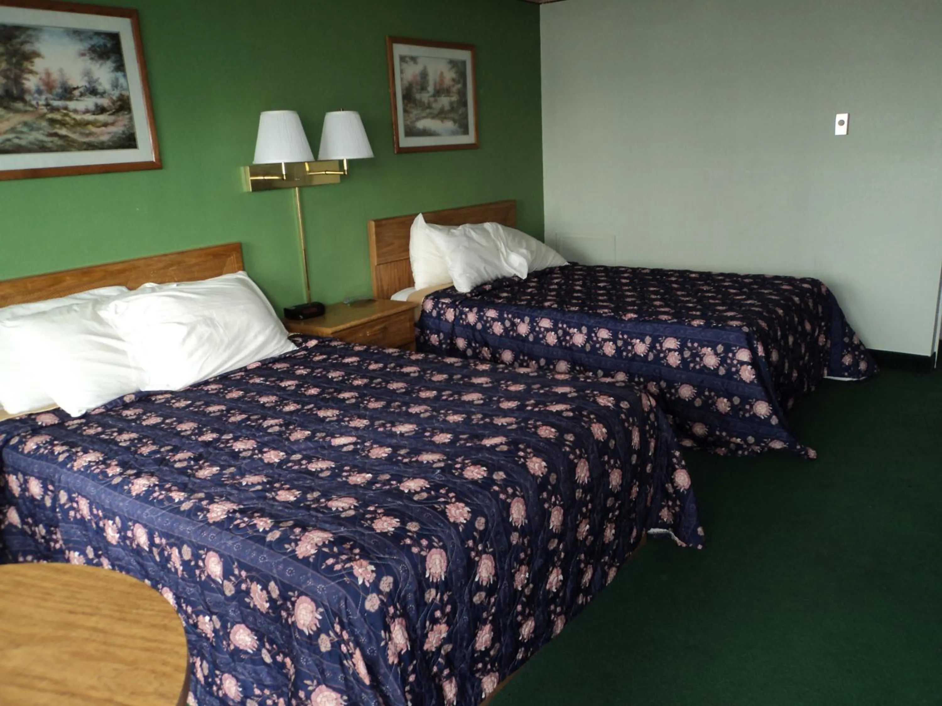 Queen Room - Disability Access in Knights Inn Ottawa