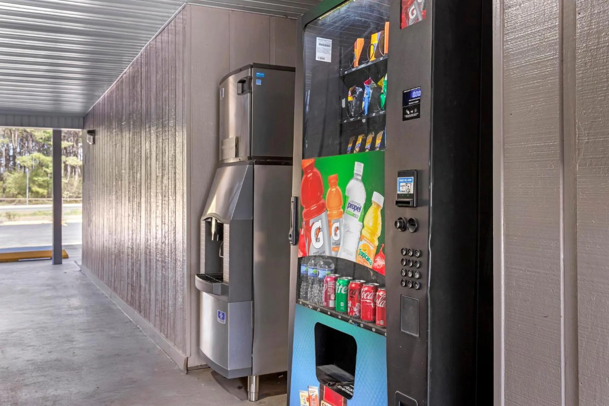 Deluxe King Room with Sofa Bed Smoking in Red Roof Inn Hope