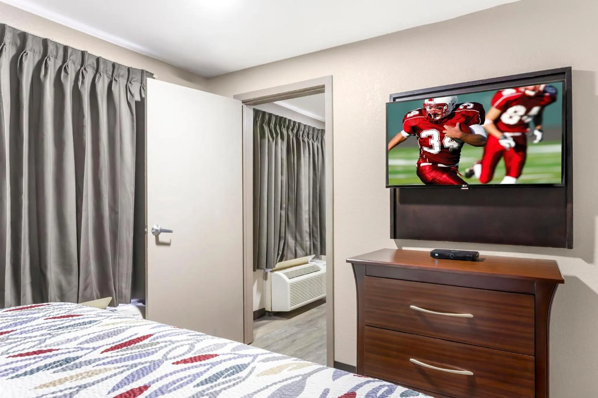 Deluxe King Room Non-Smoking in Red Roof Inn Hope