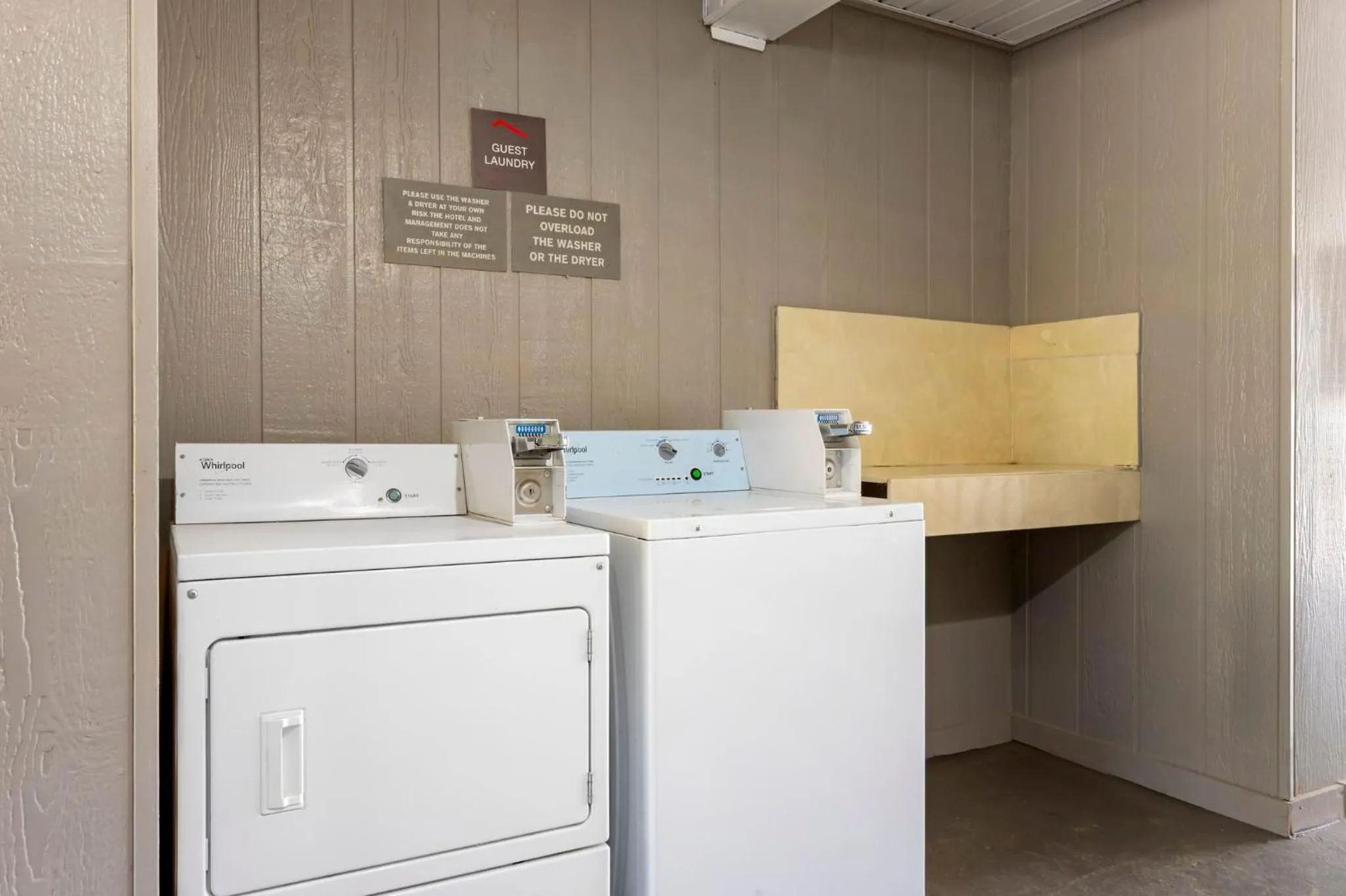 Deluxe King Room with Sofa Bed Non-Smoking in Red Roof Inn Hope