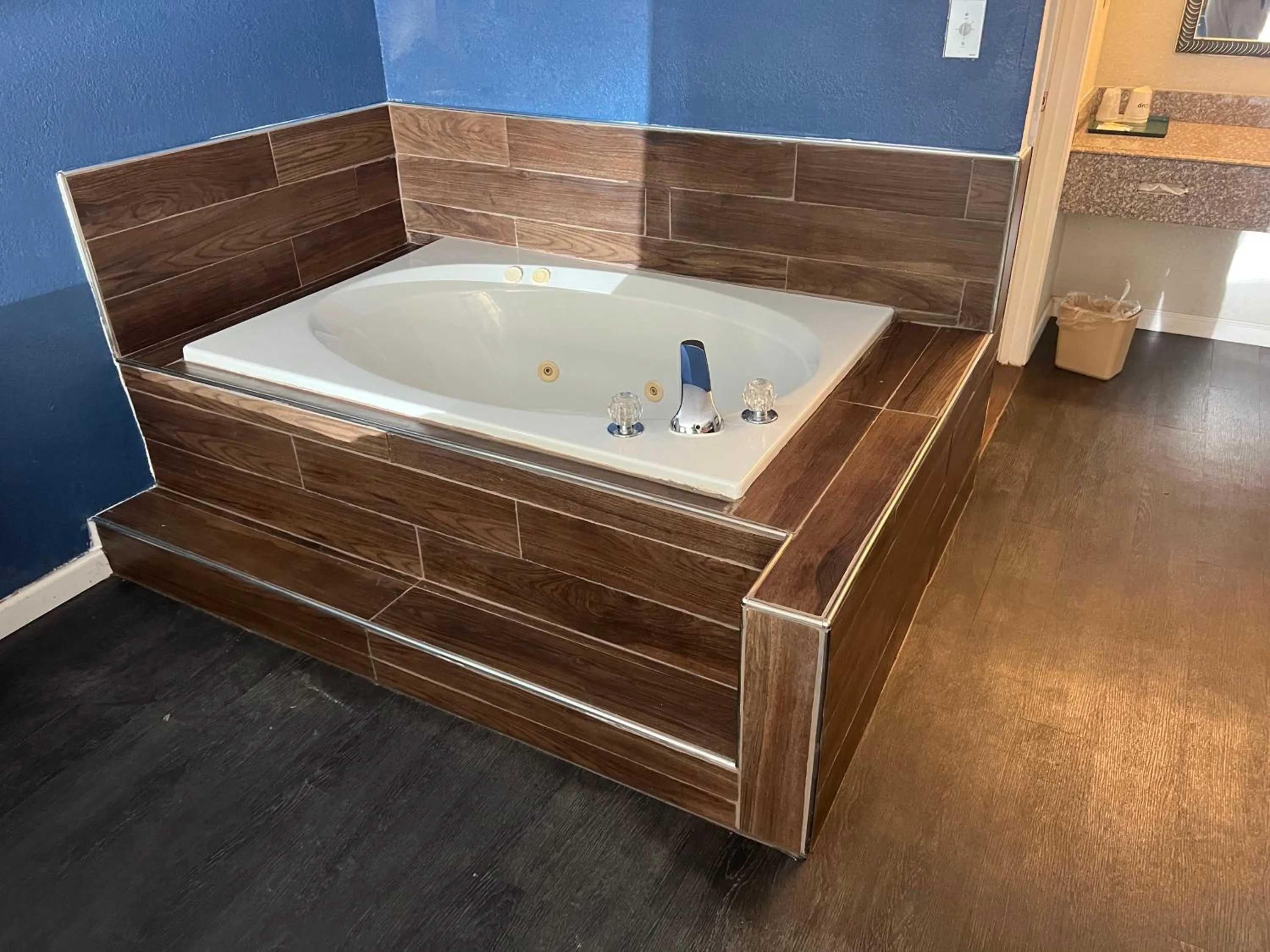 King Room with Spa Bath - Non-Smoking in Key West Inn - Roanoke