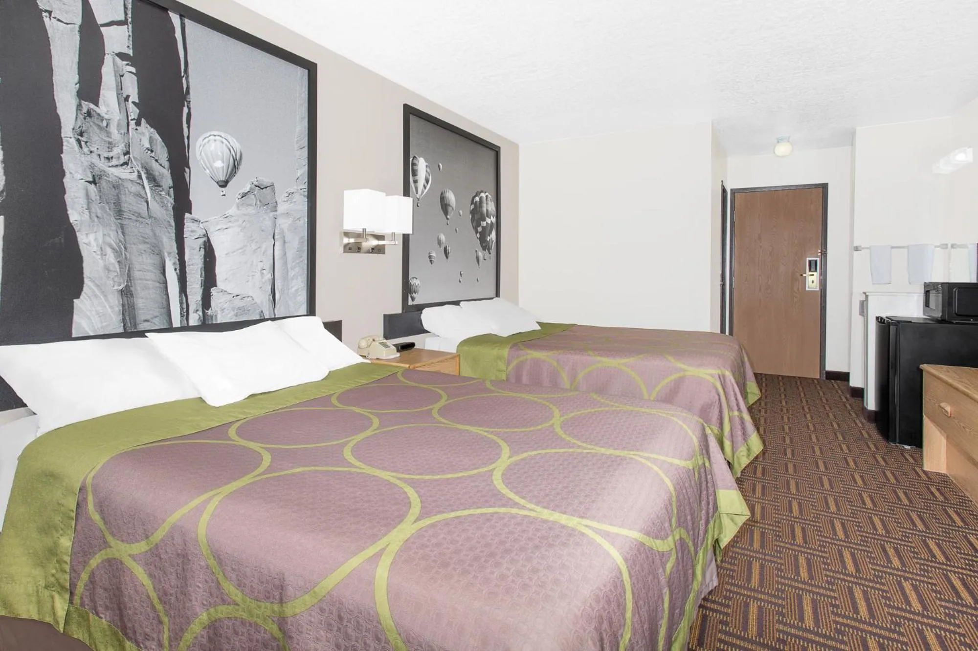 Queen Room with Two Queen Beds - Non-Smoking in Super 8 by Wyndham Bloomfield