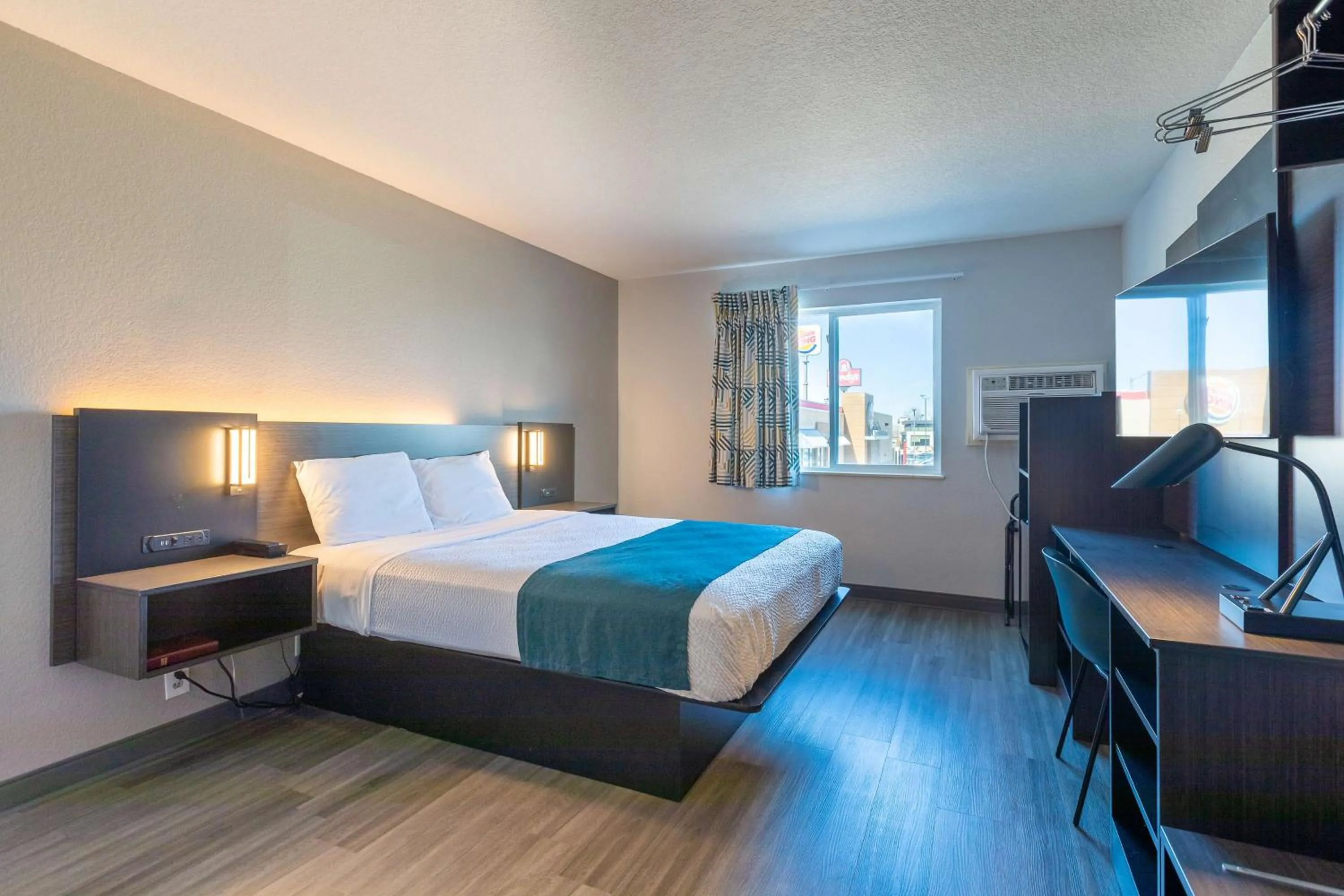 Queen Room - single occupancy - Non-Smoking in Motel 6-Fort Lupton, CO