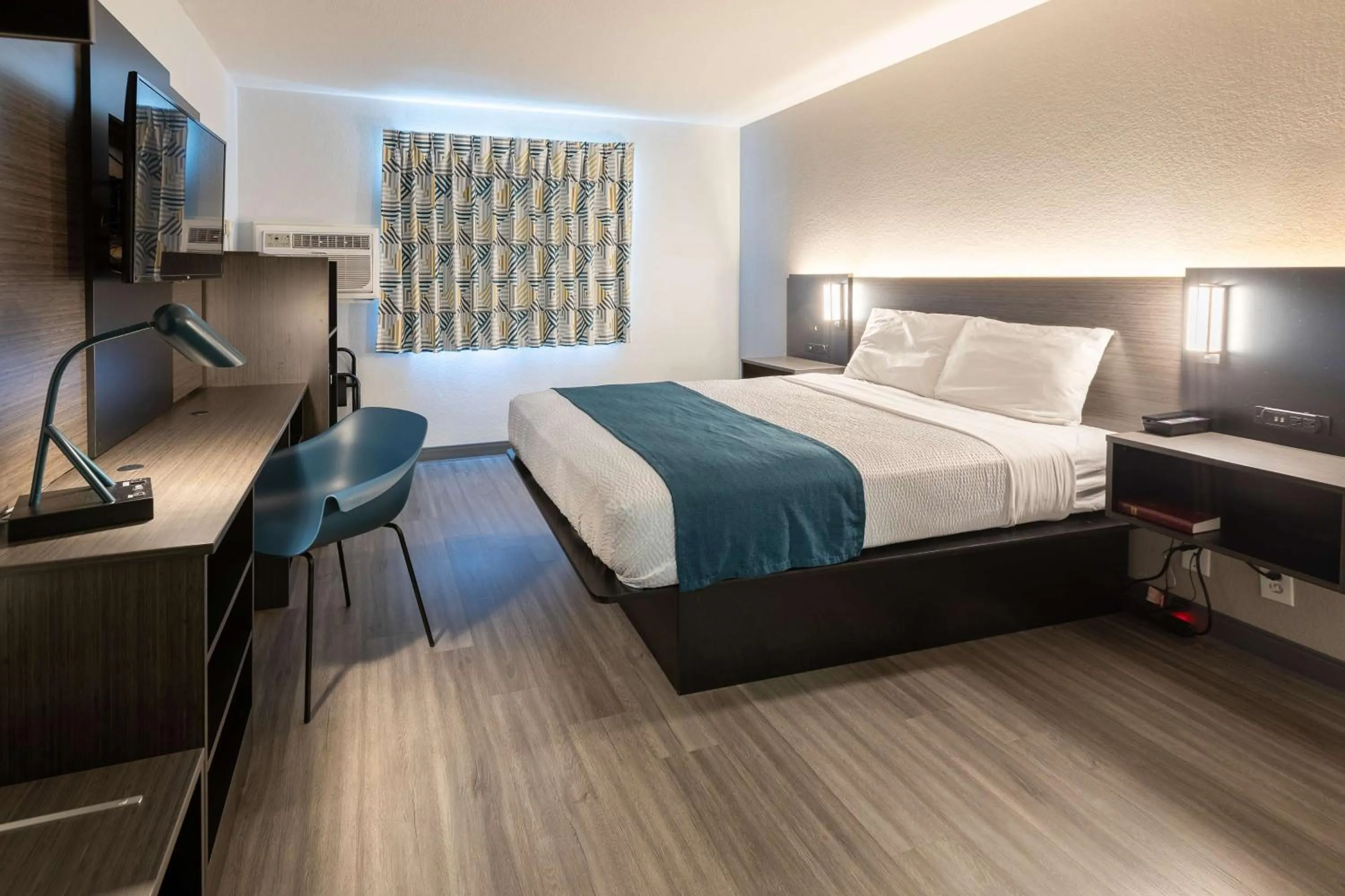 Queen Room - single occupancy - Disability Access in Motel 6-Fort Lupton, CO