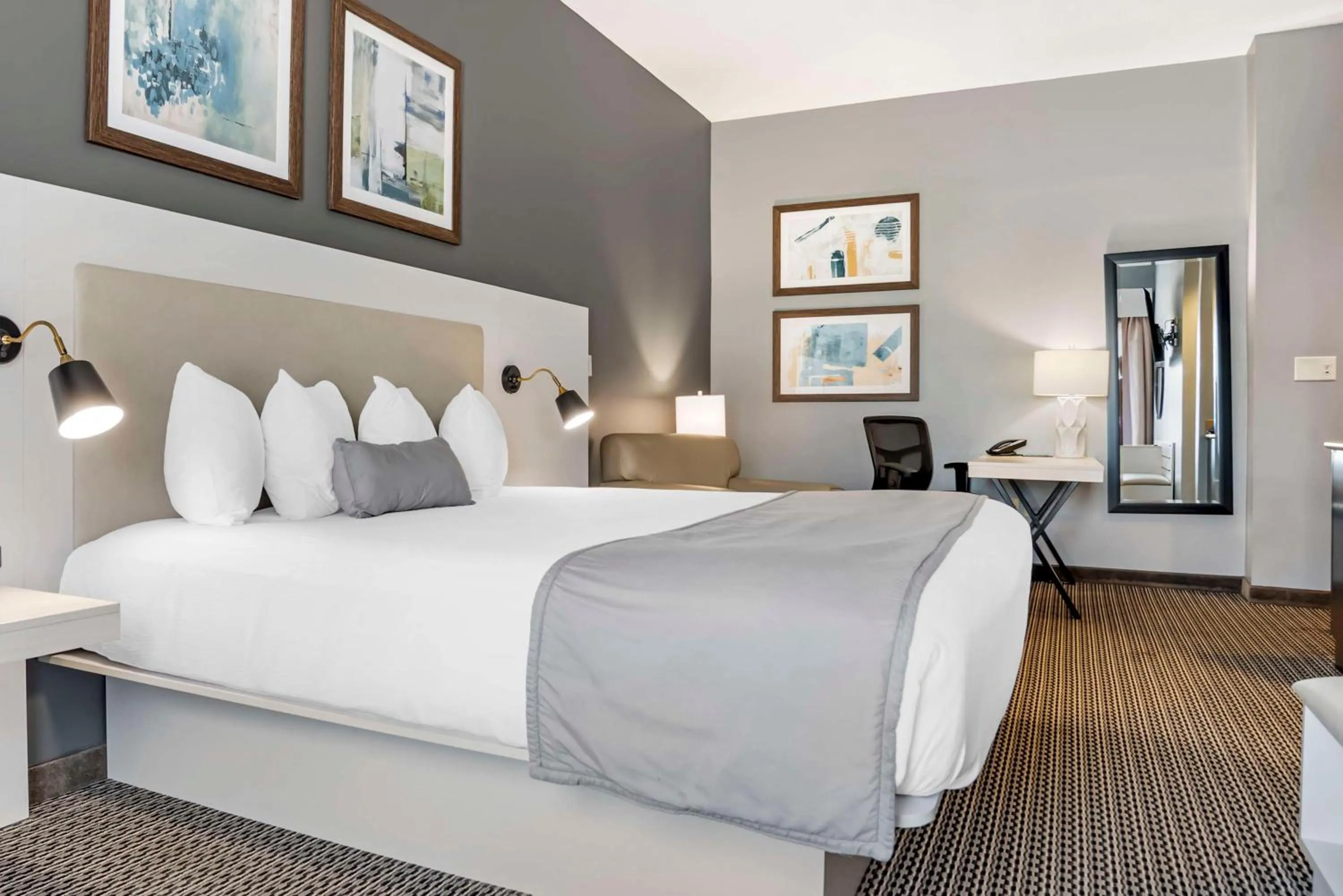 King Room with Wet Bar - Non-Smoking in Best Western Plus Two Rivers Hotel & Suites