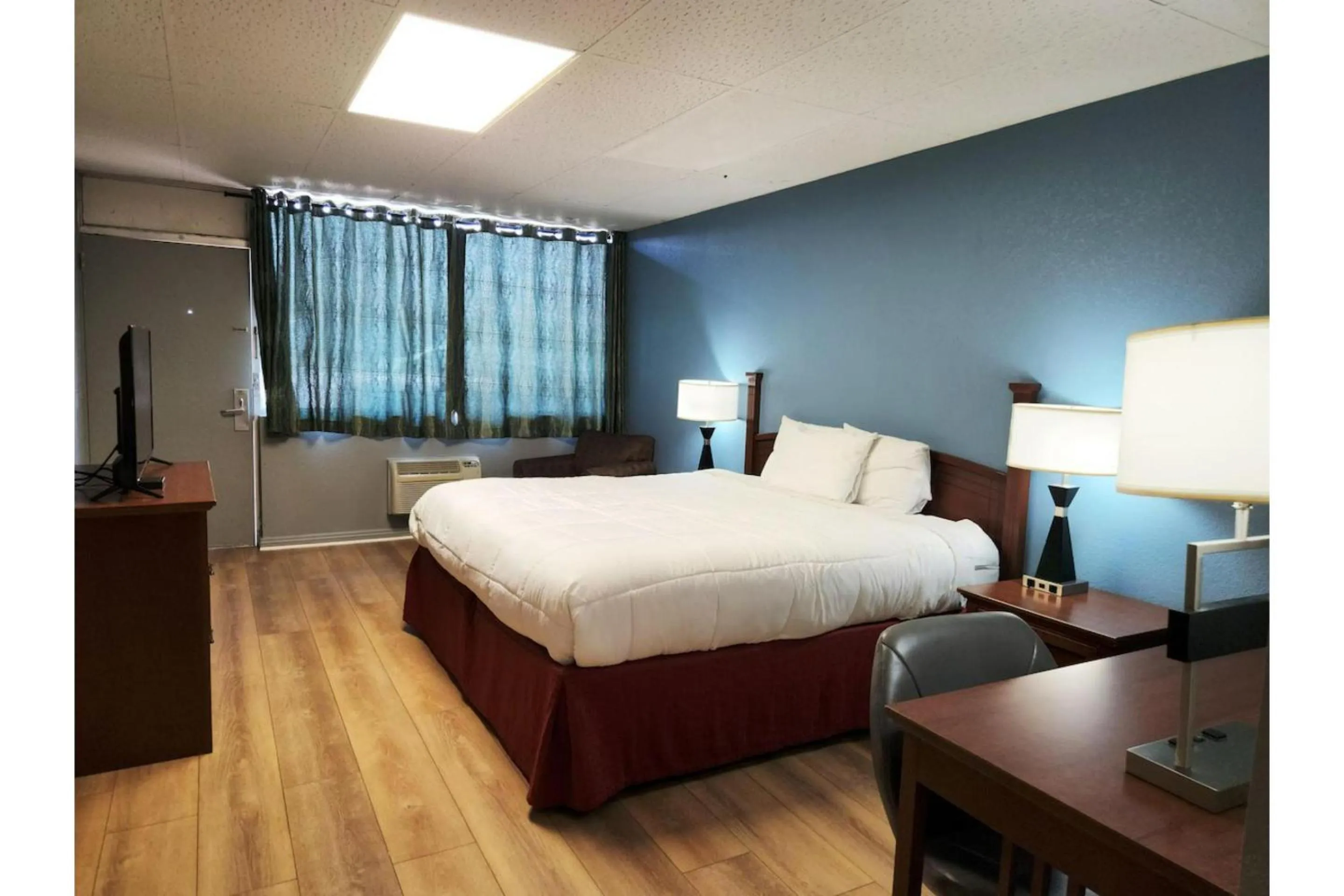 Deluxe King Bed Non-smoking in Executive Inn By OYO Queenville Mena