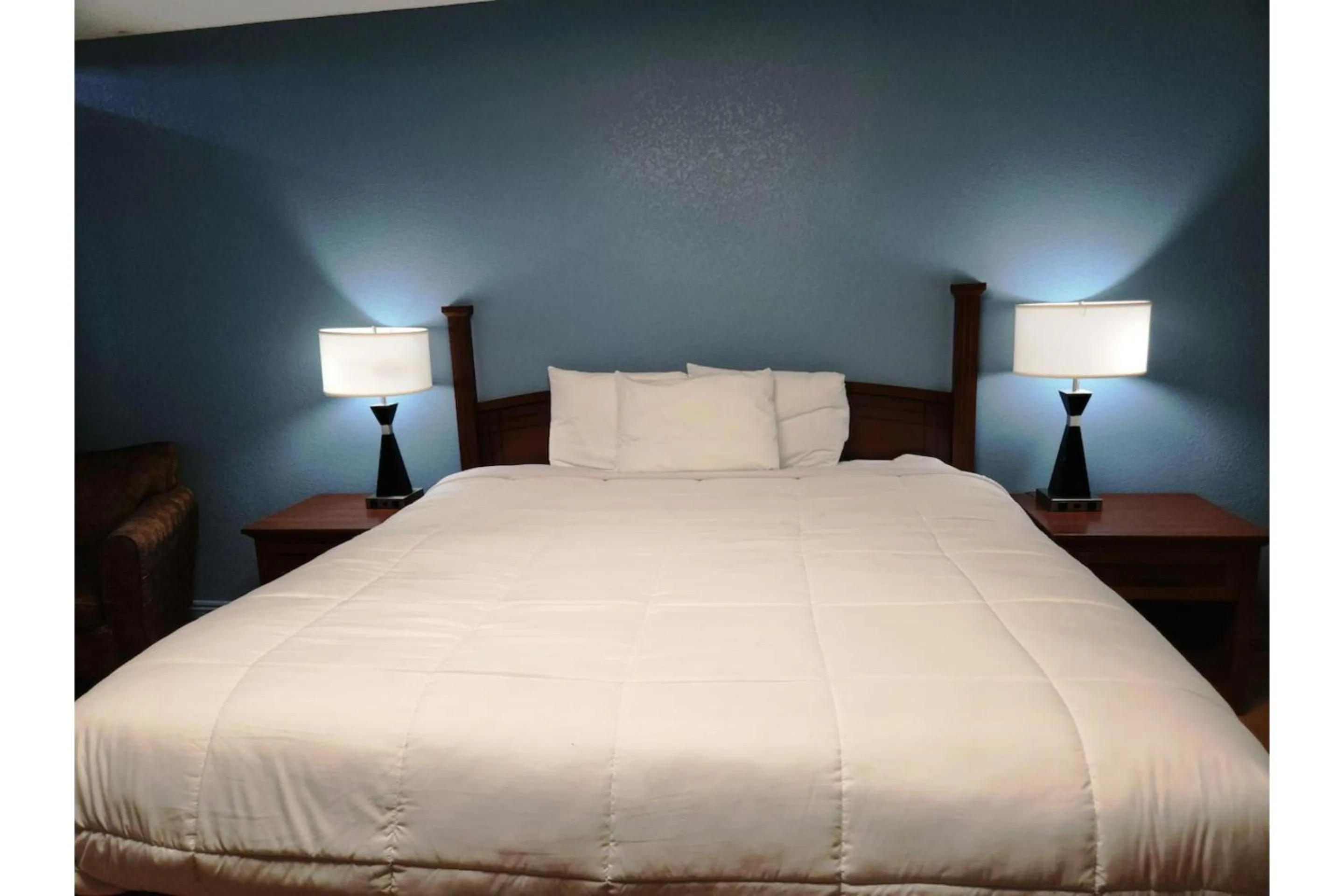 Deluxe Queen Bed in Executive Inn By OYO Queenville Mena