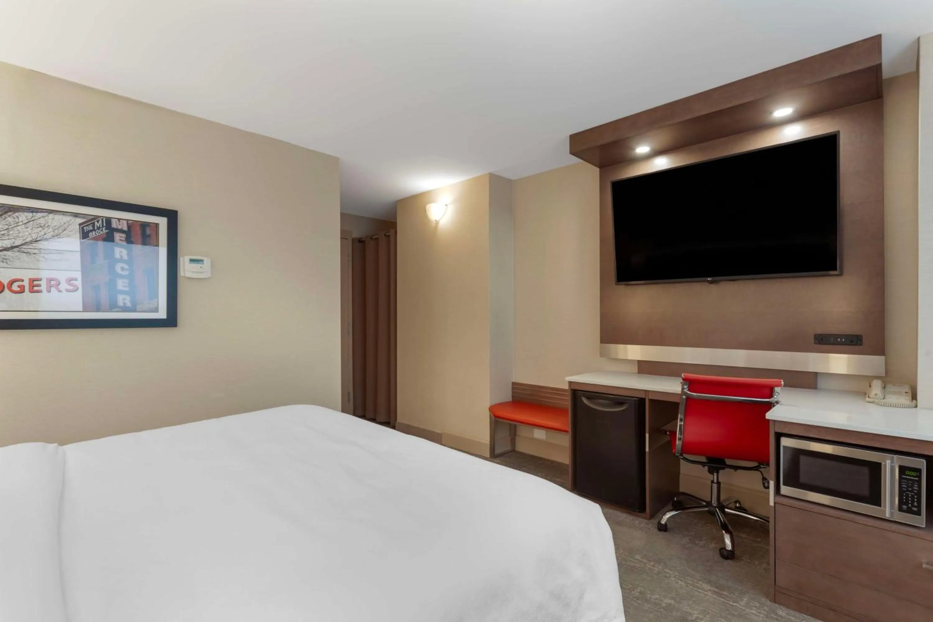 King Suite with Hot Tub in Best Western PLUS City Centre Inn