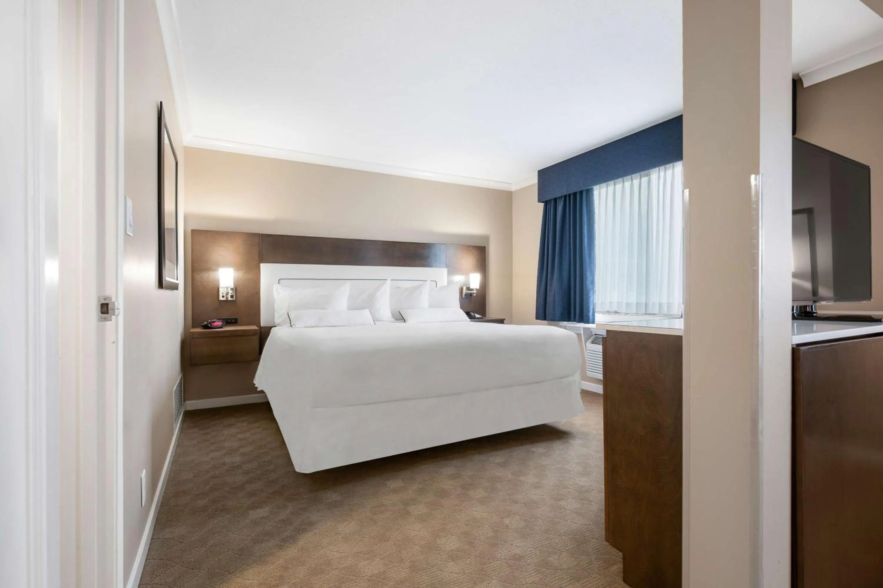 King Suite with Sofa Bed and Jacuzzi in Best Western Plus Columbia River Hotel