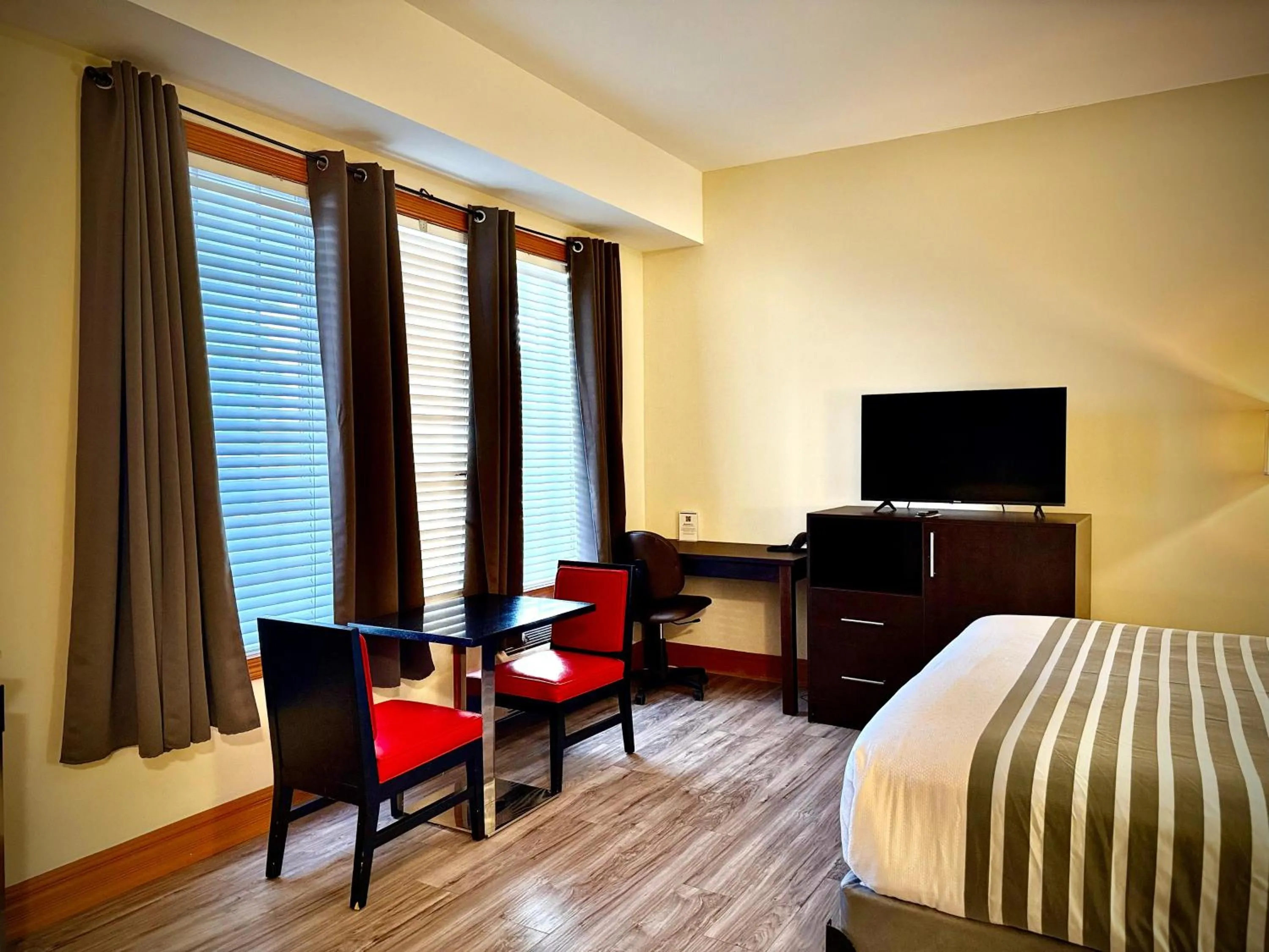 King Room with Kitchenette in SureStay Plus Hotel by Best Western Kincardine