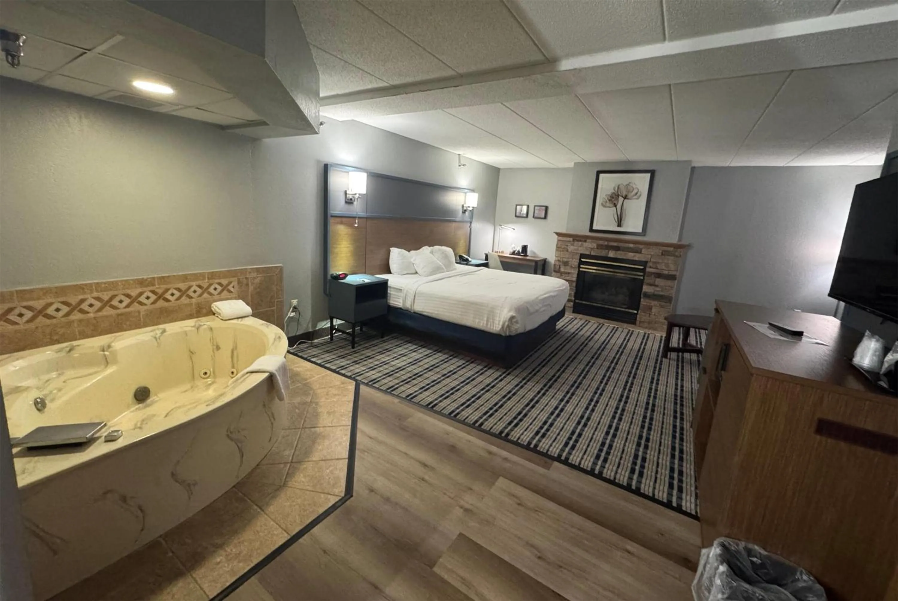 Superior King Room - Non-Smoking in AmericInn by Wyndham Albert Lea