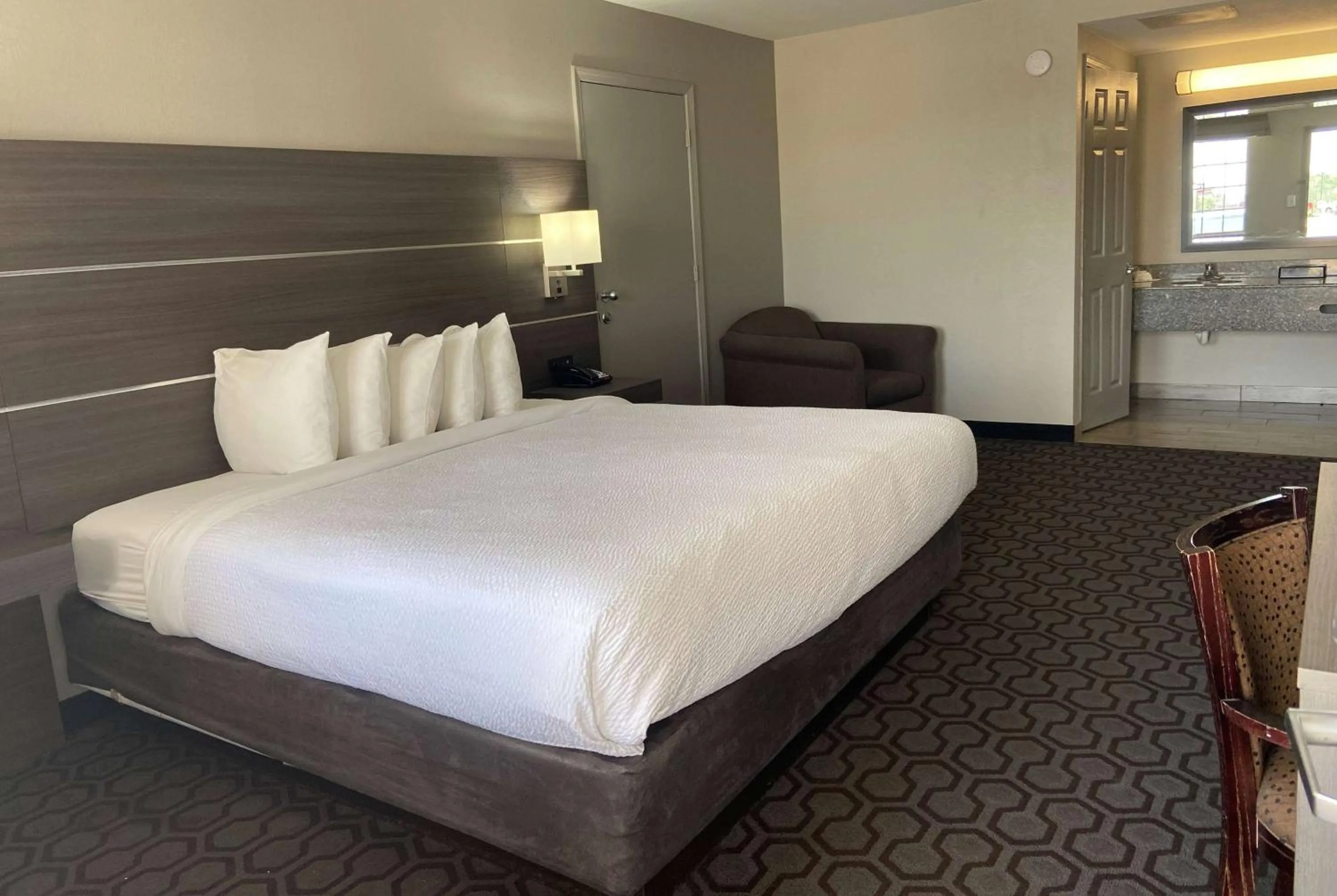 King Room - Disability Access - Non-Smoking in Days Inn by Wyndham Wagoner