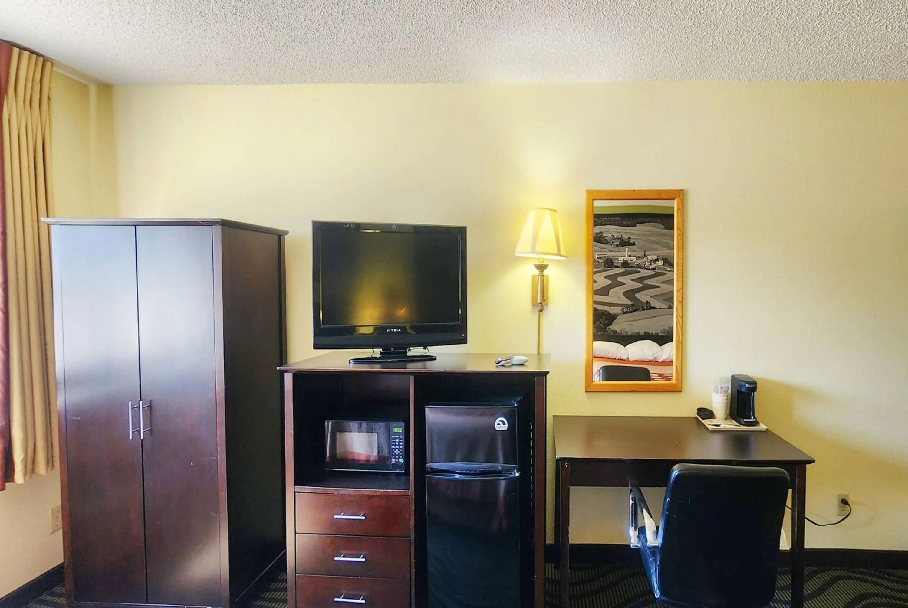 King Room - Non-Smoking in Super 8 by Wyndham Newton