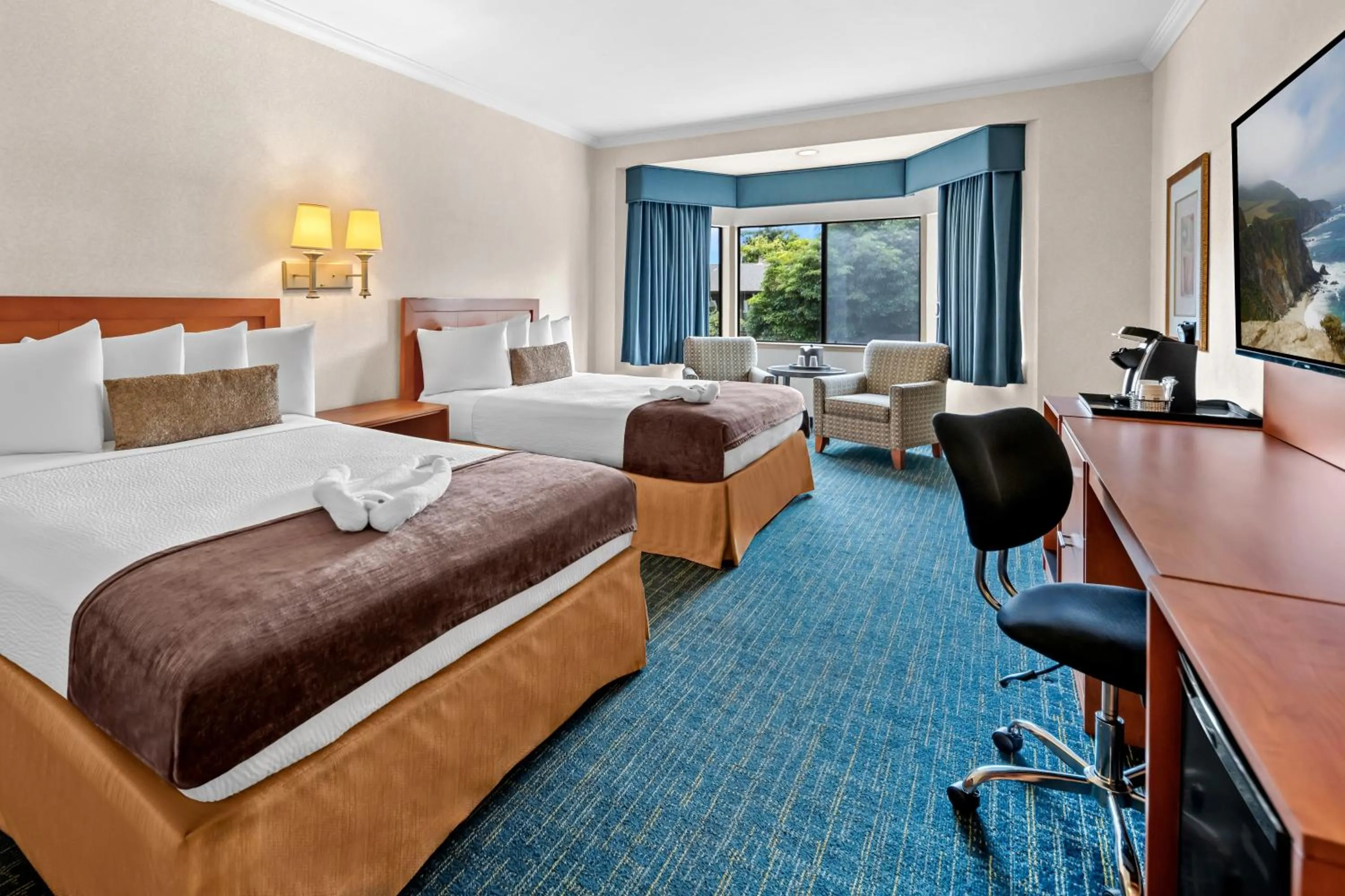 Queen Room with Two Queen Beds with Bath Tub - Mobility Accessible/Non-Smoking in Best Western De Anza Inn