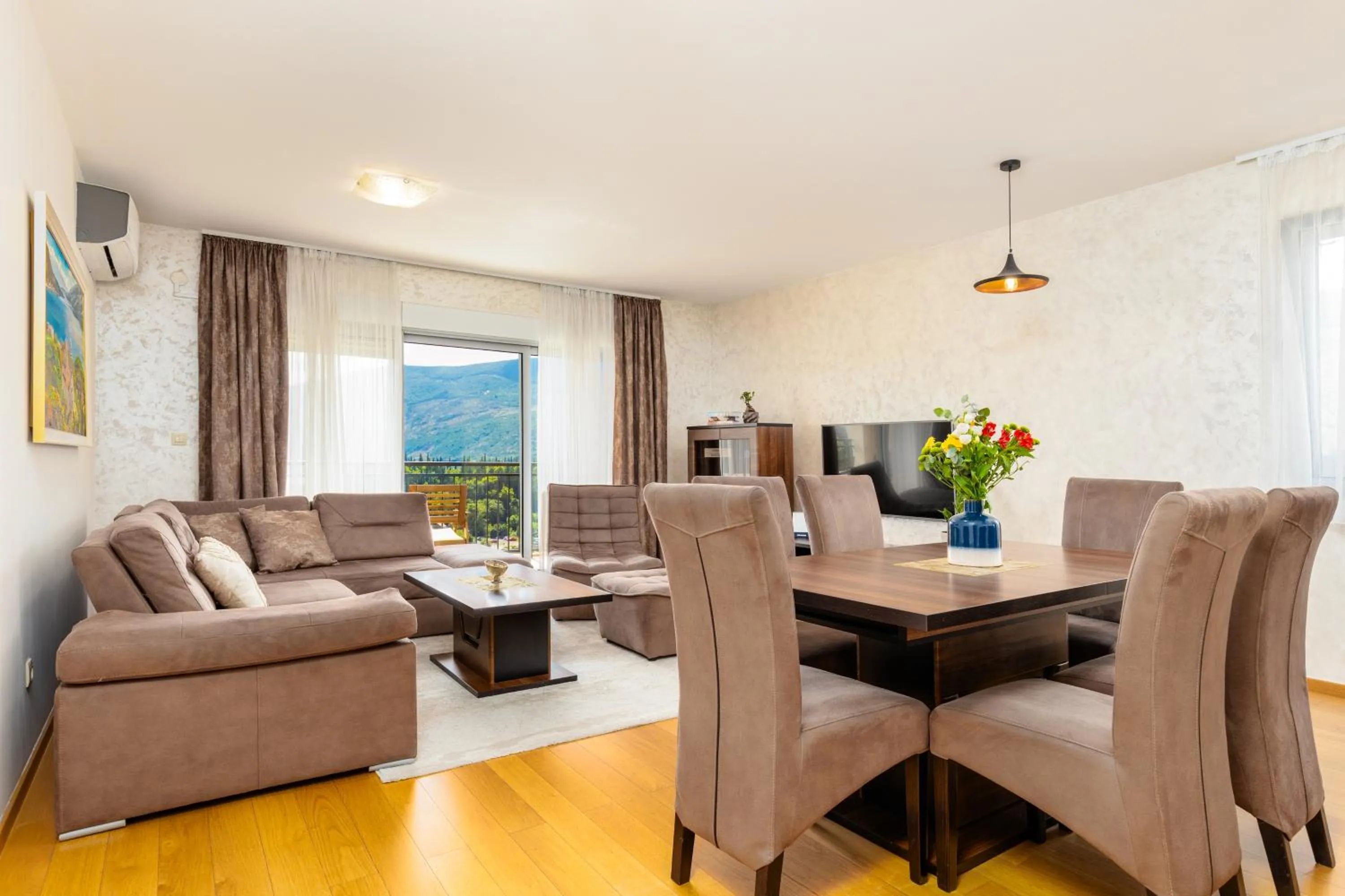 Three-Bedroom Apartment in Apart hotel M S KATUNJANIN