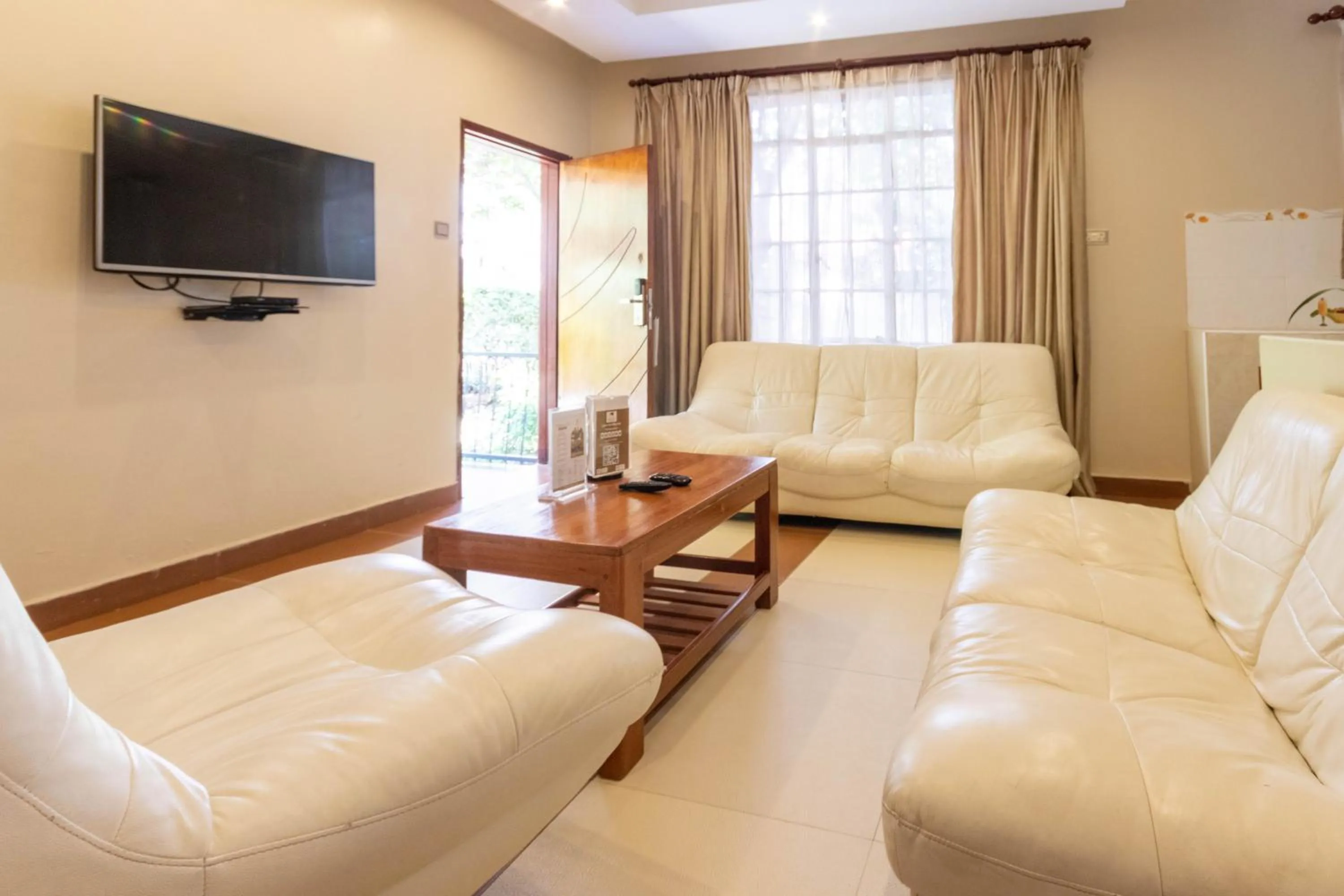 Deluxe Double Room in Falcon Heights Hotel