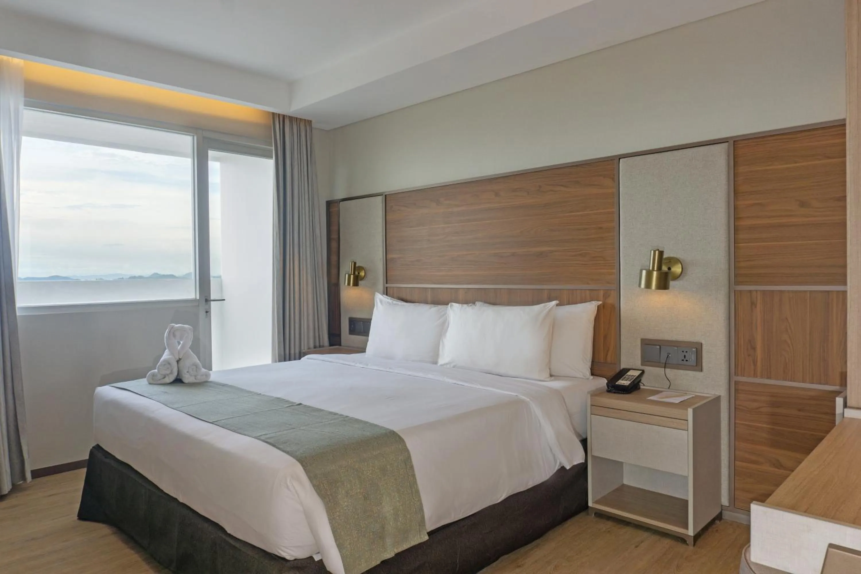 2 Bedroom Springhill Suite - 2 Queen Beds - Balcony - Sea View in Golden Tulip Springhill Lampung