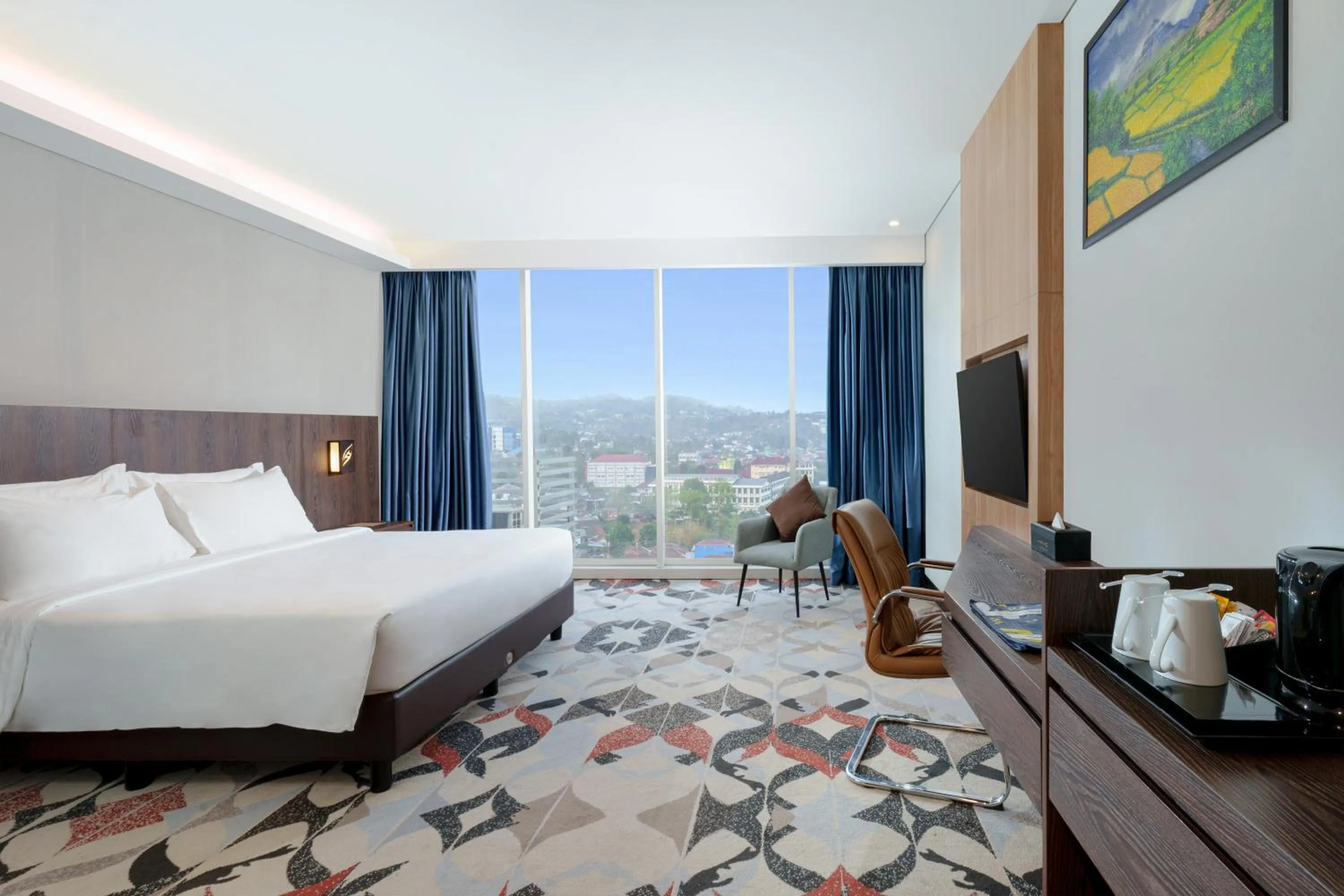 Superior Room 1 Queen Bed City View in Golden Tulip Springhill Lampung
