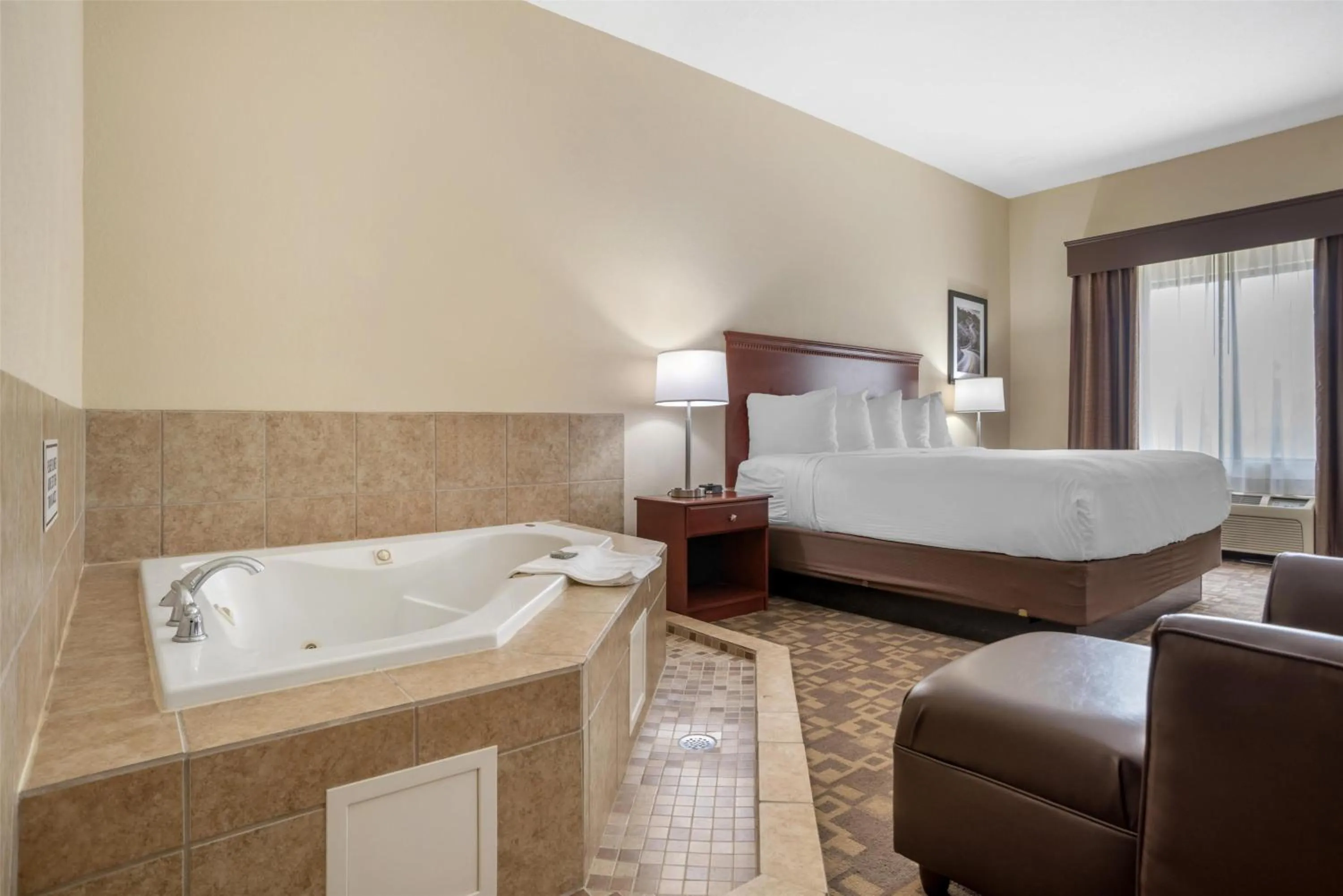 King Room with Whirlpool - Non-Smoking in Best Western Opp Inn