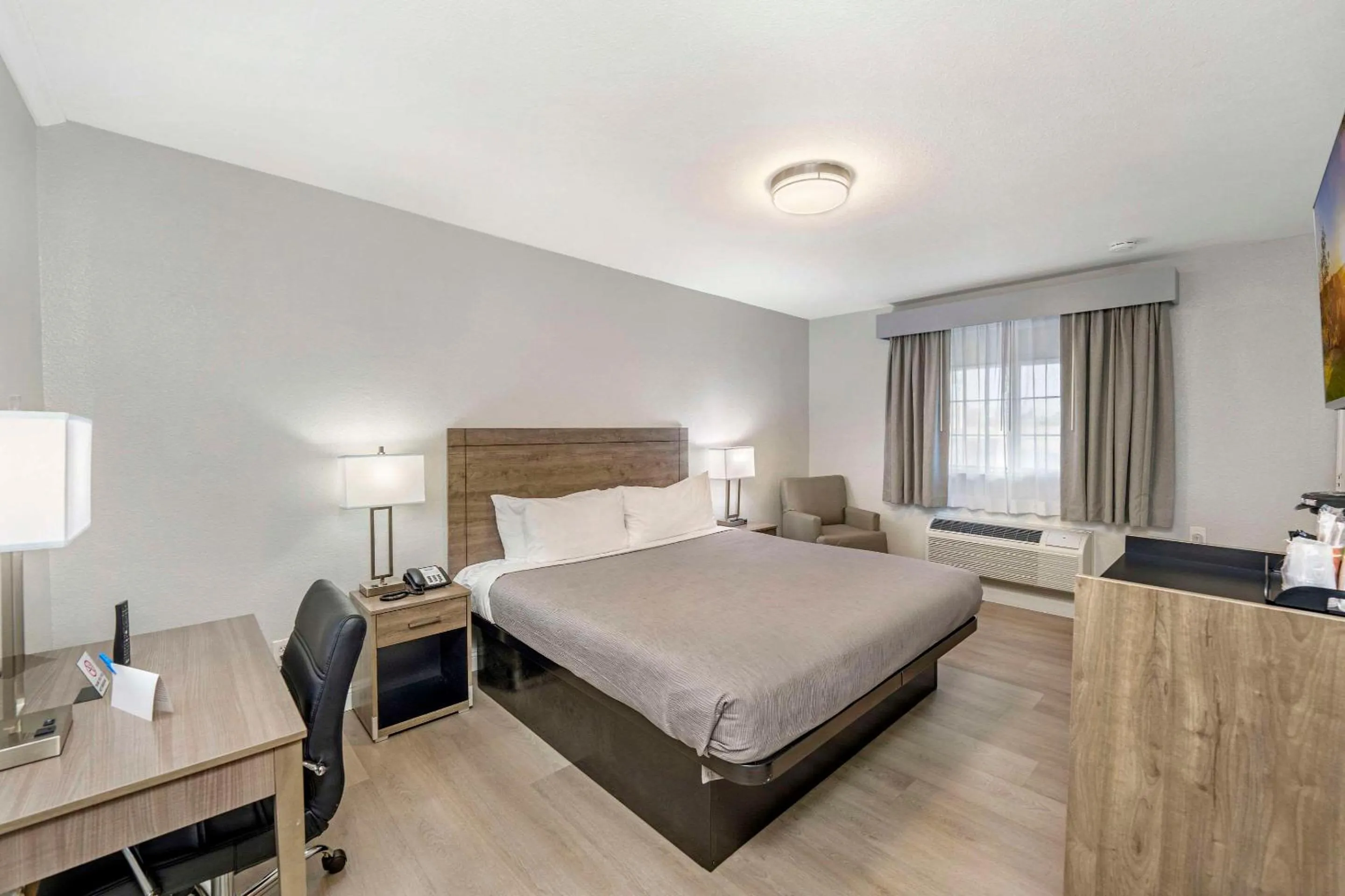 Standard King Room - Non-Smoking  in Rodeway Inn Stockton Highway 99