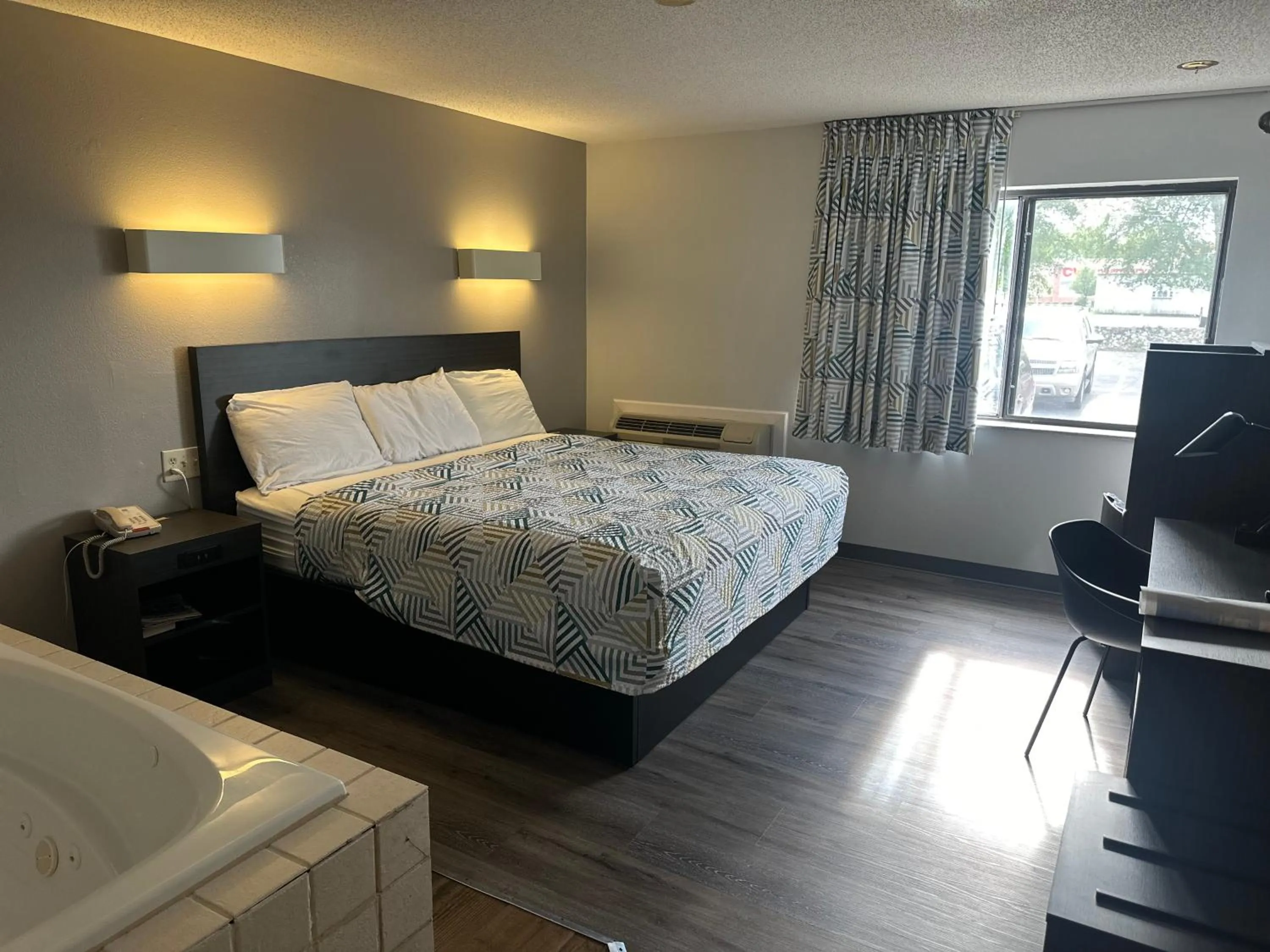 King Room with Spa Bath - single occupancy - Non-Smoking in Motel 6-Wisconsin Rapids, WI