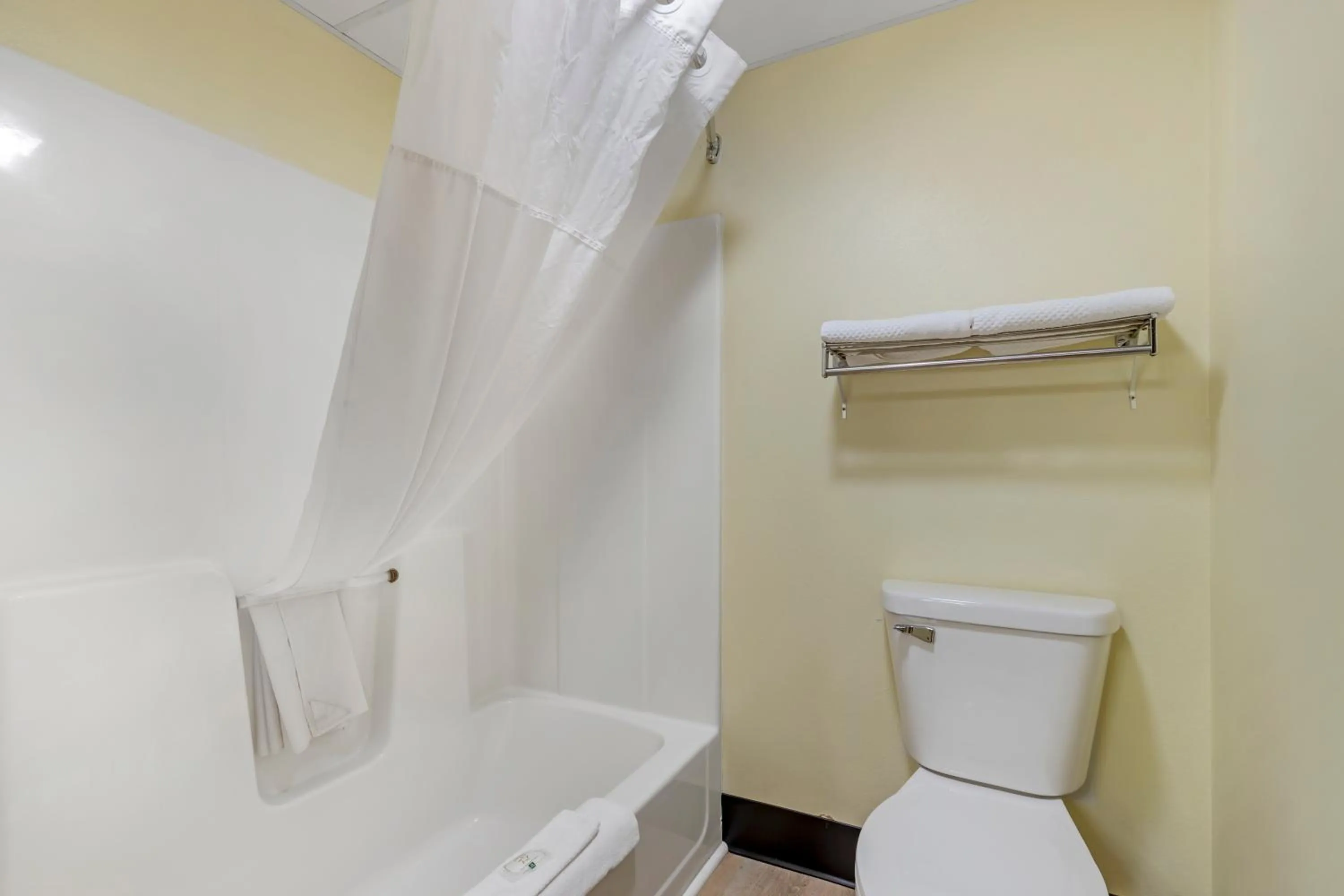 Queen Room - Non-Smoking in Quality Inn Indianola