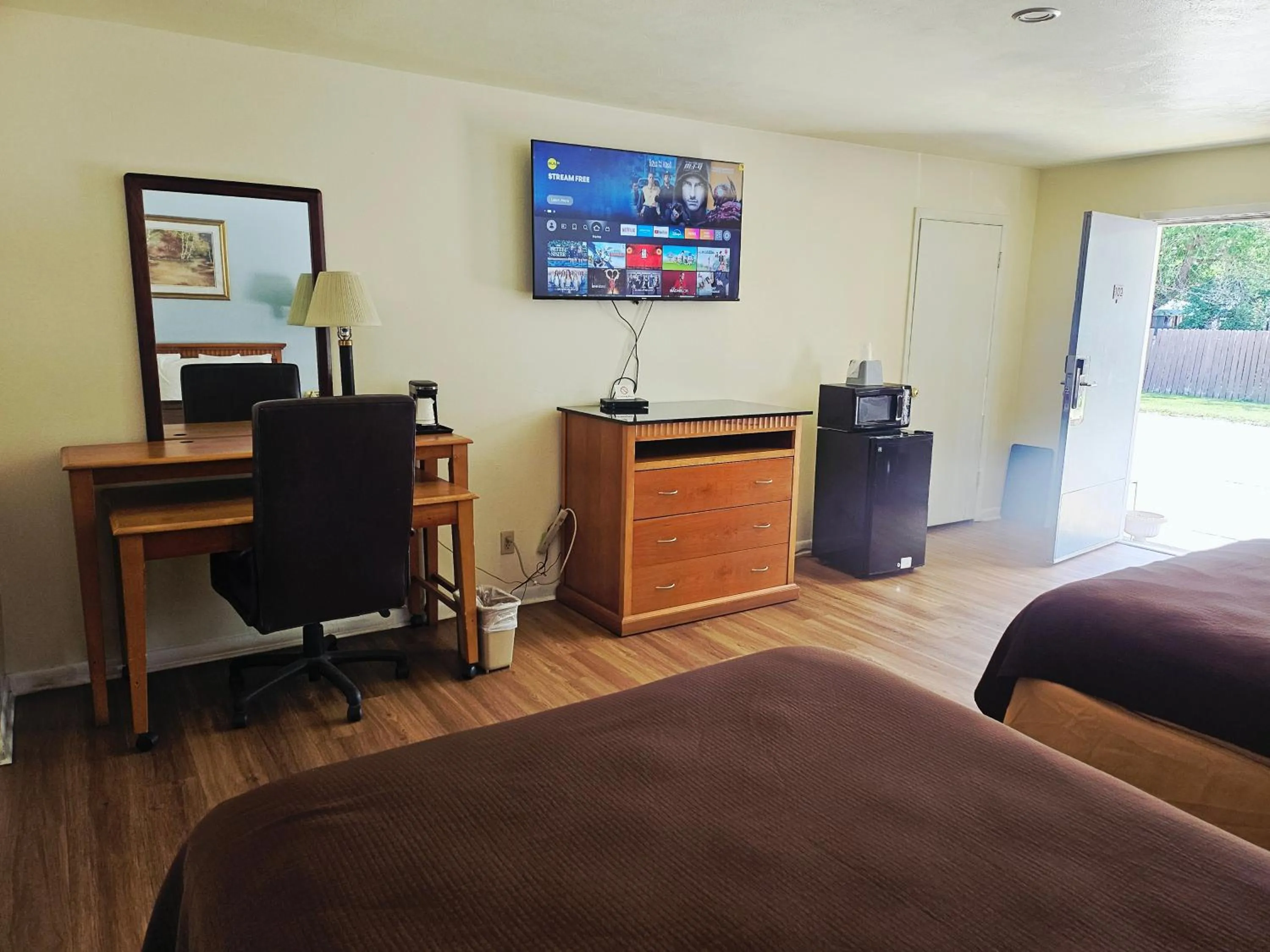 Queen Room with Two Queen Beds - Non-Smoking in The Budget Inn Express