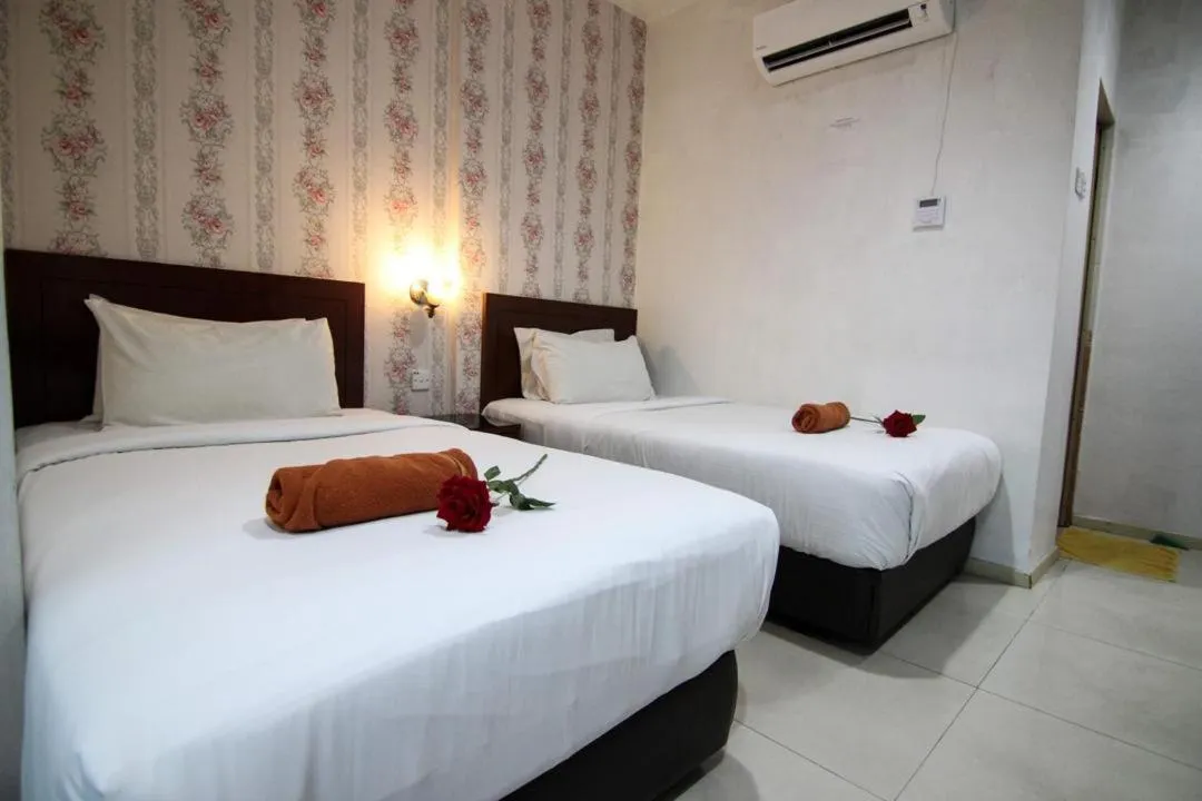 Twin Room in Rose Cottage Hotel Taman Perling
