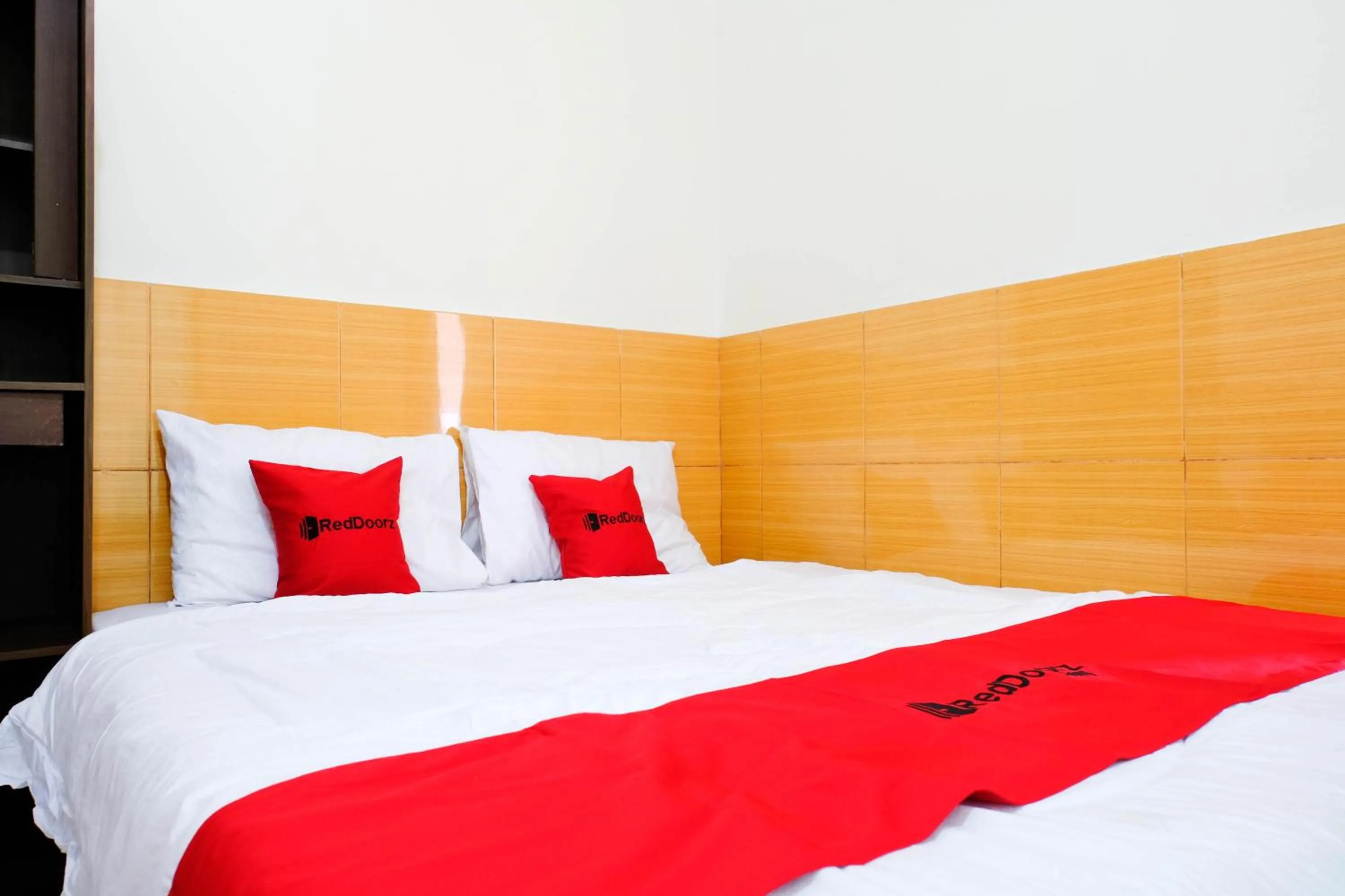 Deluxe Double Room in RedDoorz near STAB Syailendra Kopeng