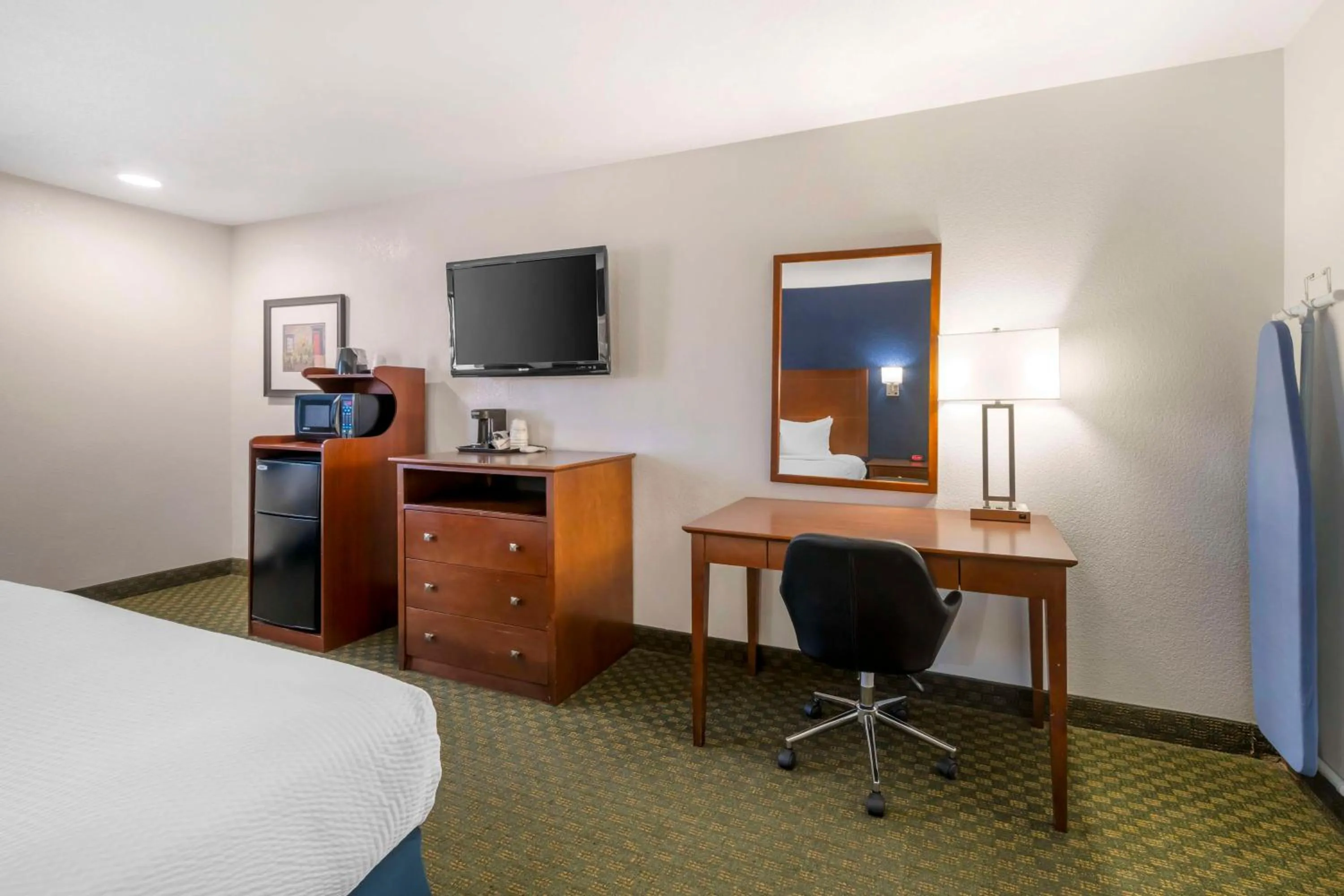 King Room with Sofa Bed - Non Smoking in Best Western Parker Inn