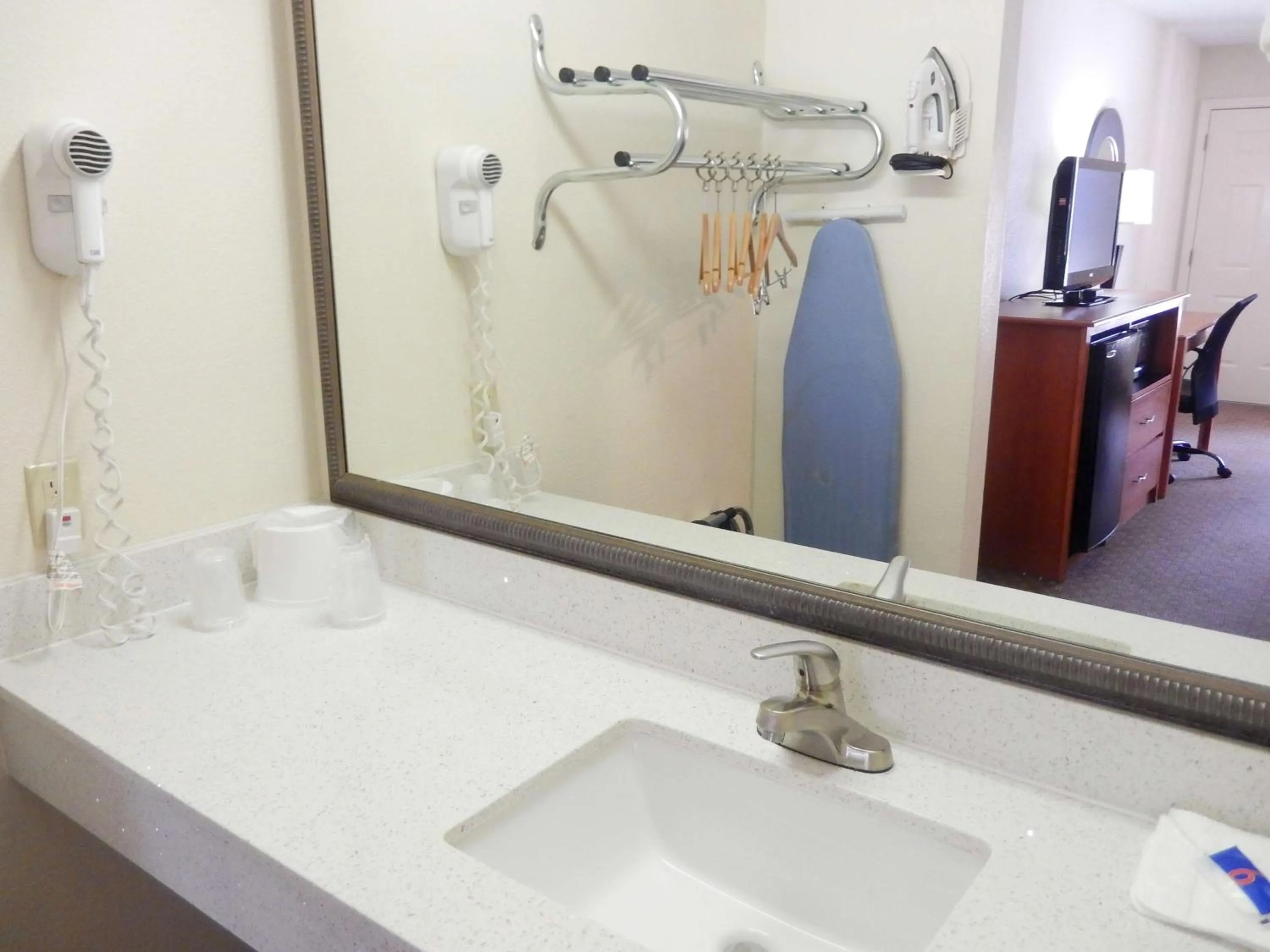 Deluxe King Room - Non-Smoking in Motel 6-Luling, LA