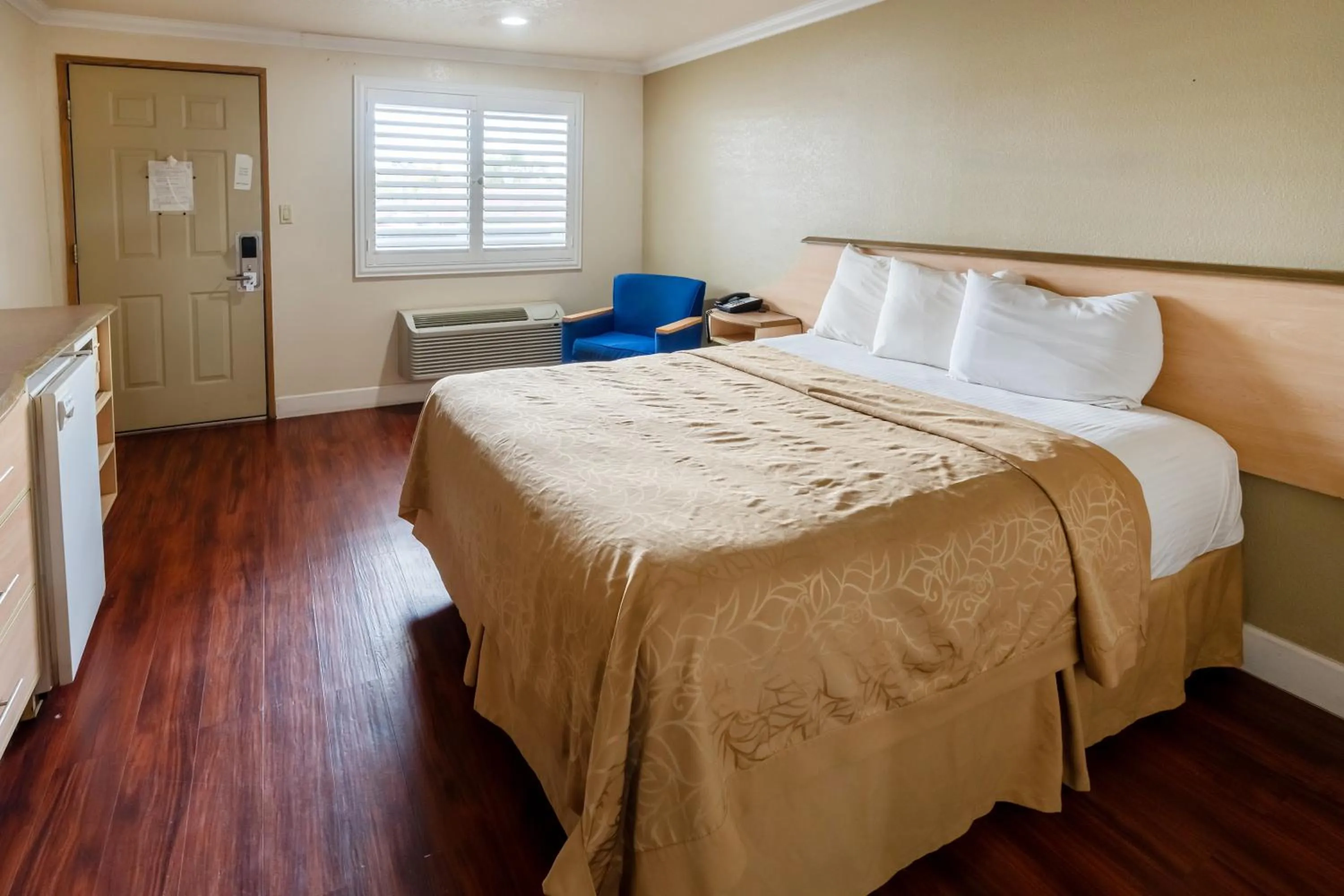 King Bed in Budget Inn Corcoran Near Tulare CA 43