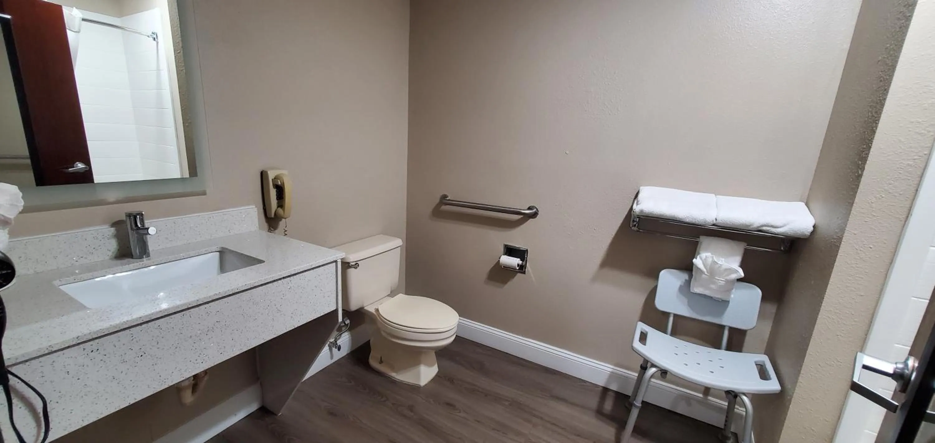 King Room - Disability Access/Non-Smoking in Super 8 by Wyndham Paris