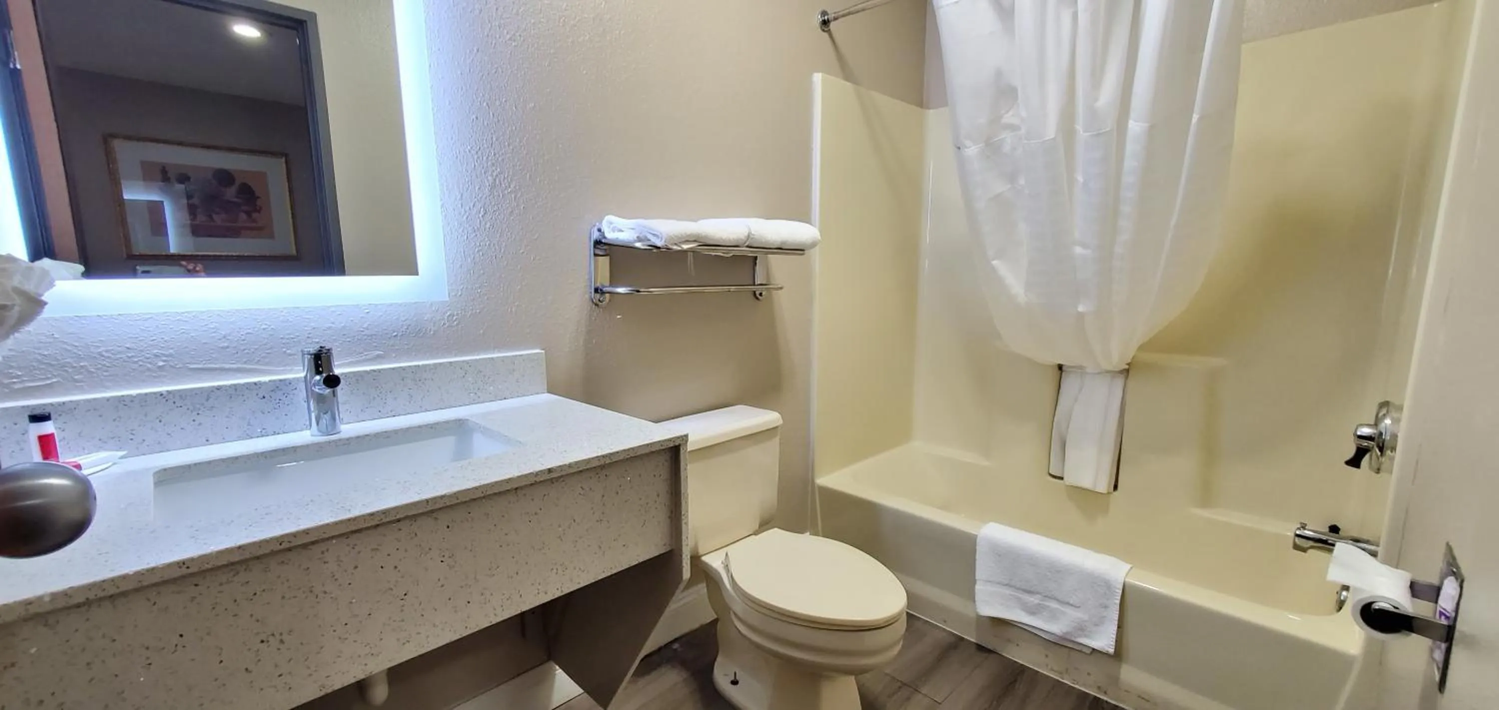 King Studio Suite - Non-Smoking in Super 8 by Wyndham Paris