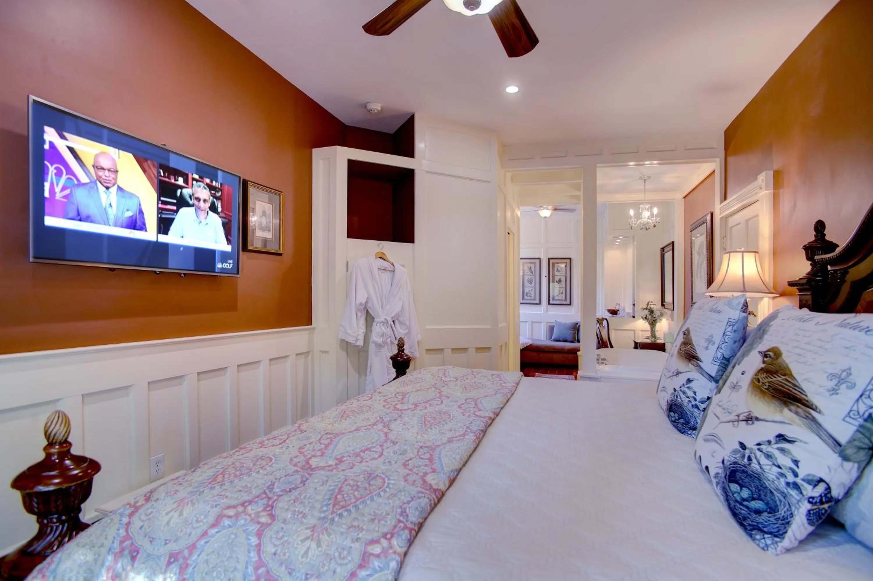 King Room - Cotton Exchange in Azalea Inn and Villas