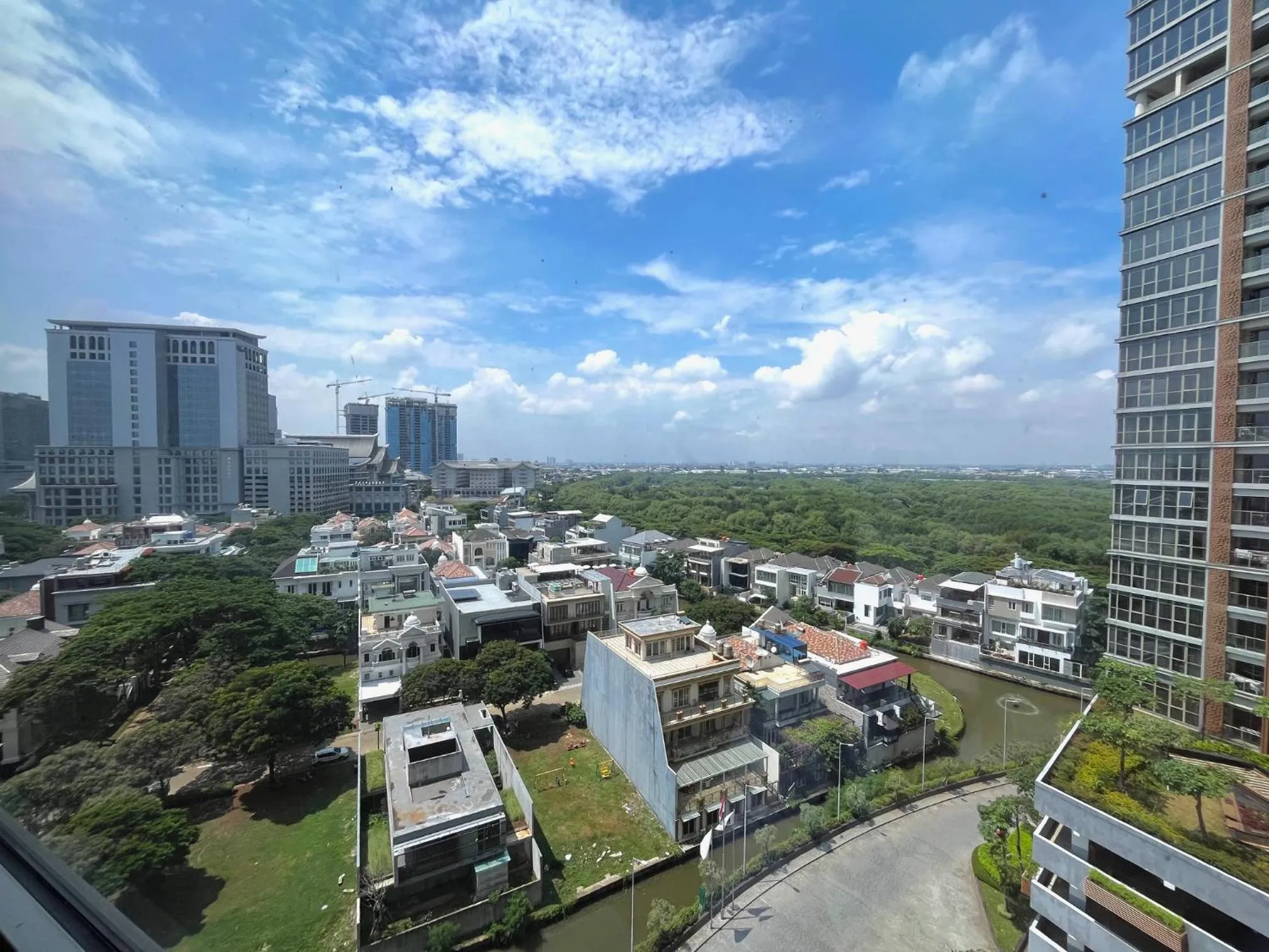 Deluxe Family Suite in Gold Coast PIK Sea View Apartments by LongeSuites