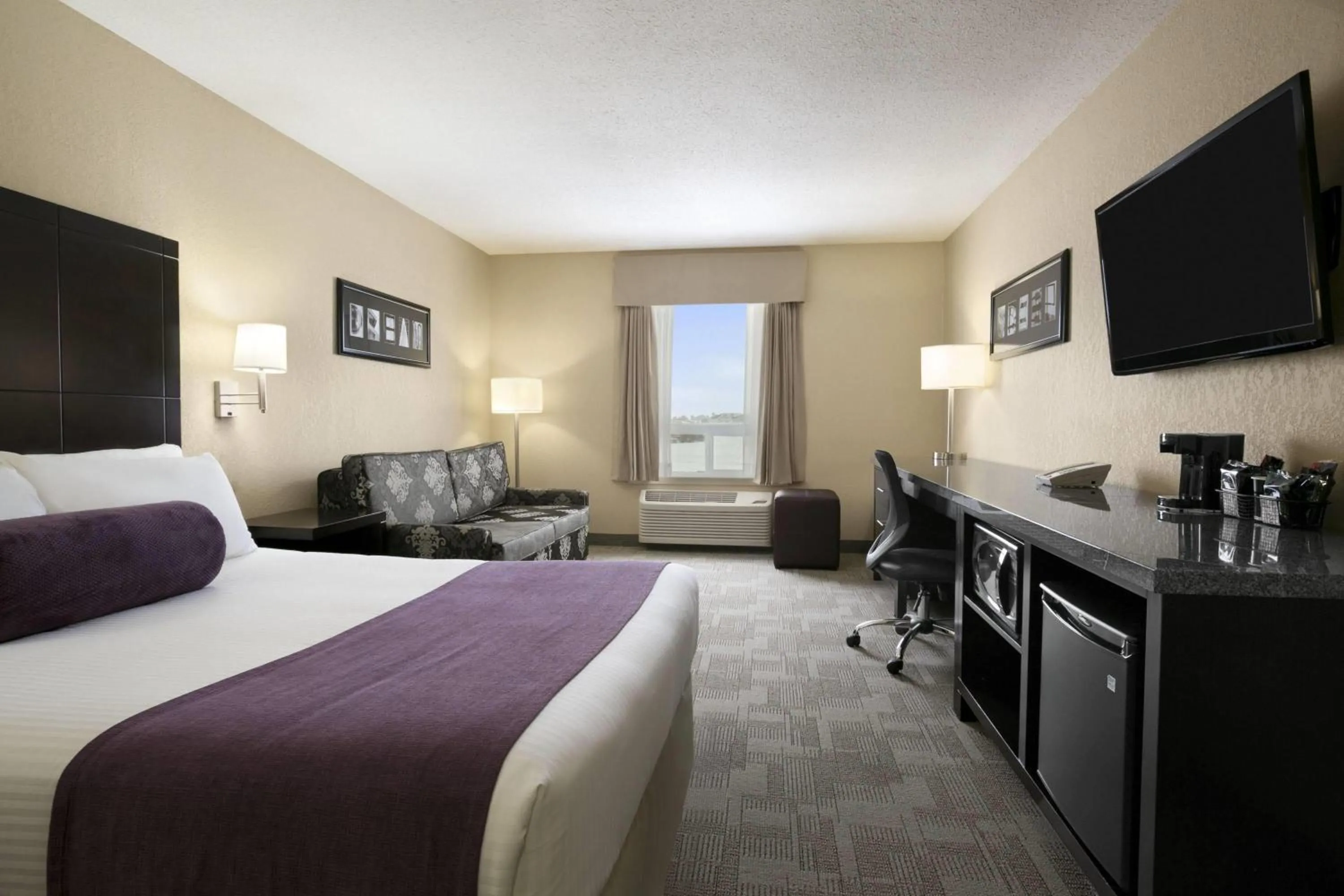 Deluxe Queen Room - Disability Access - Non-Smoking in Days Inn by Wyndham Regina