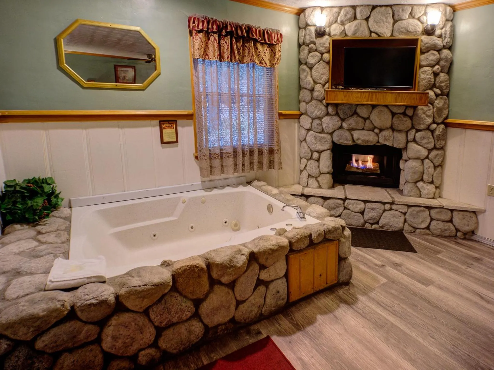 King Studio with Jacuzzi Bathtub in Cathy's Cottages