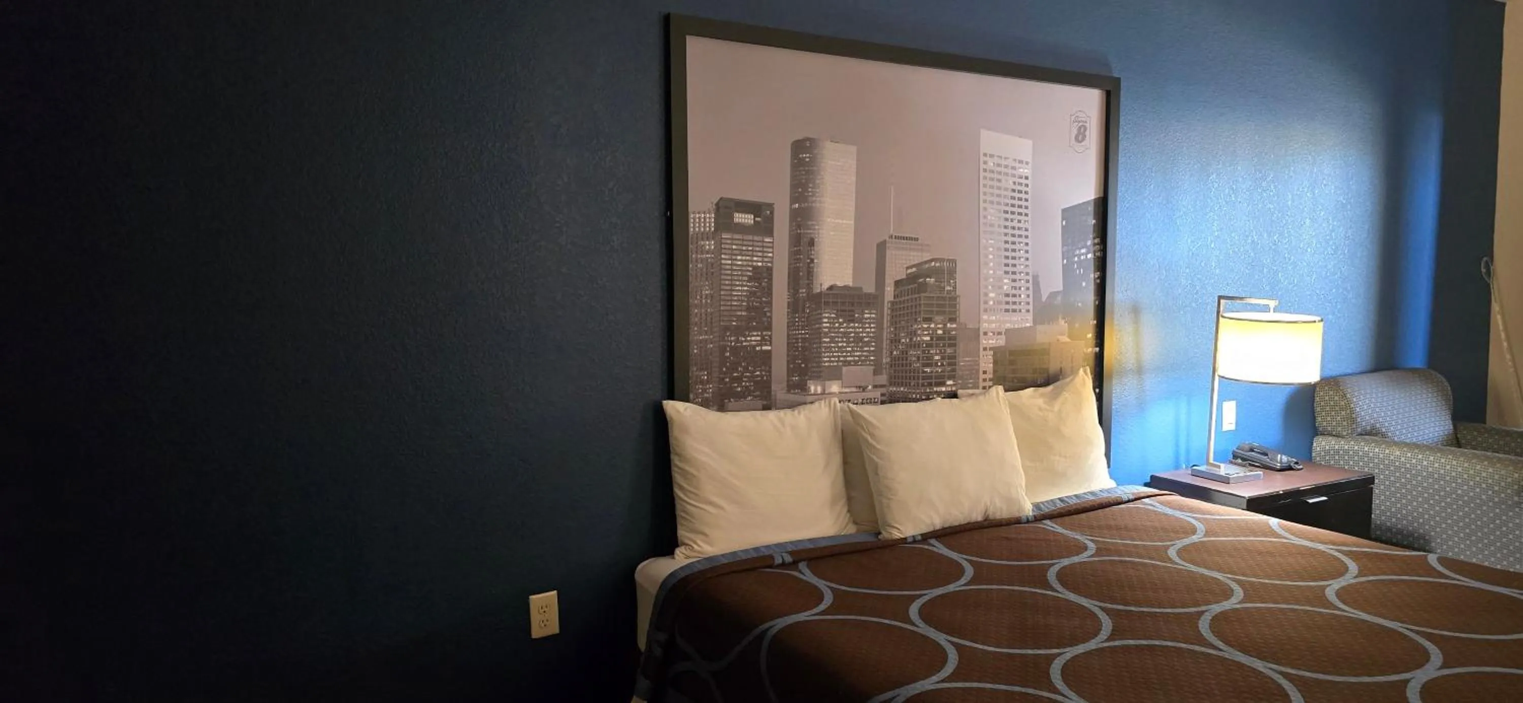 King Room with Roll-In Shower - Mobility Access/Non-Smoking in Super 8 by Wyndham Dilley TX