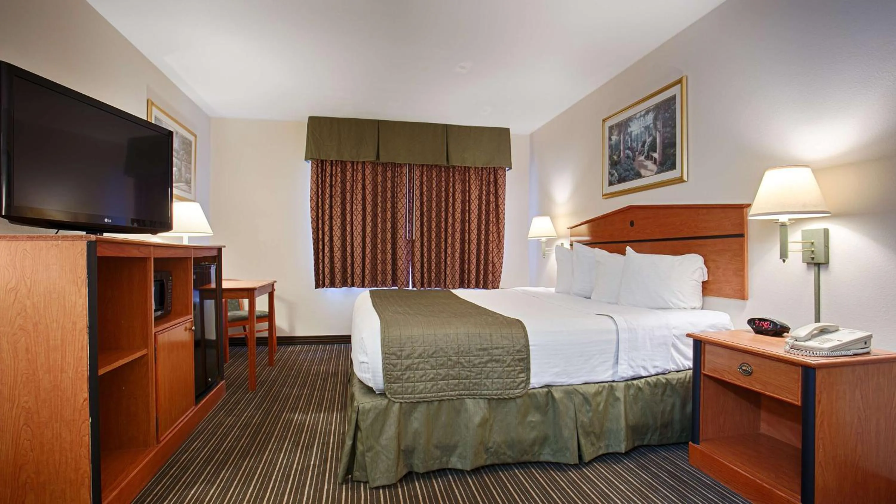 Queen Room with Roll-in Shower - Non-Smoking/Disability Access in Best Western J. C. Inn