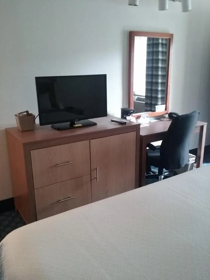 Deluxe King Room - Non-Smoking in Mainstreet Inn