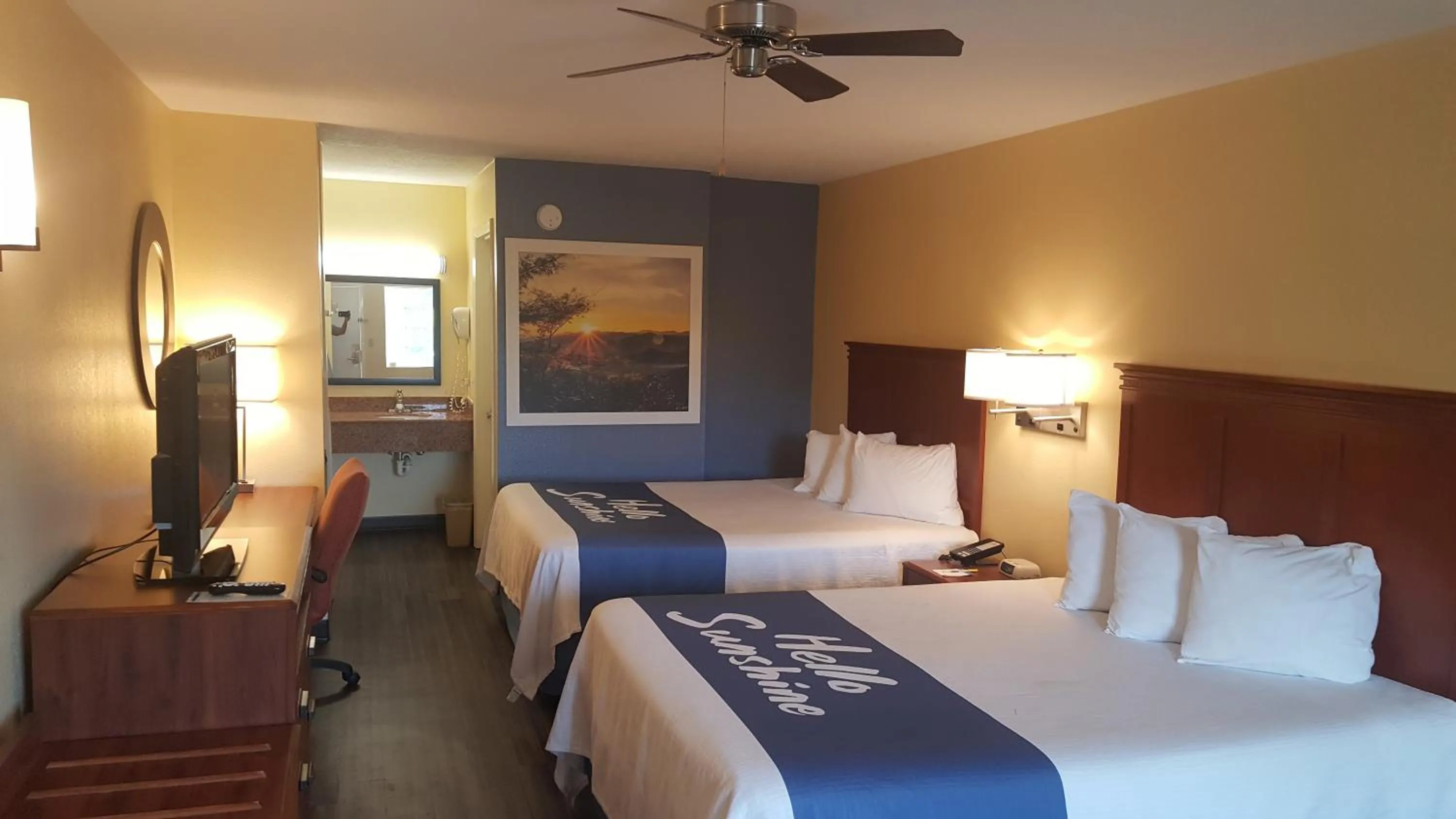 Queen Suite - Non-Smoking in Days Inn by Wyndham Trenton