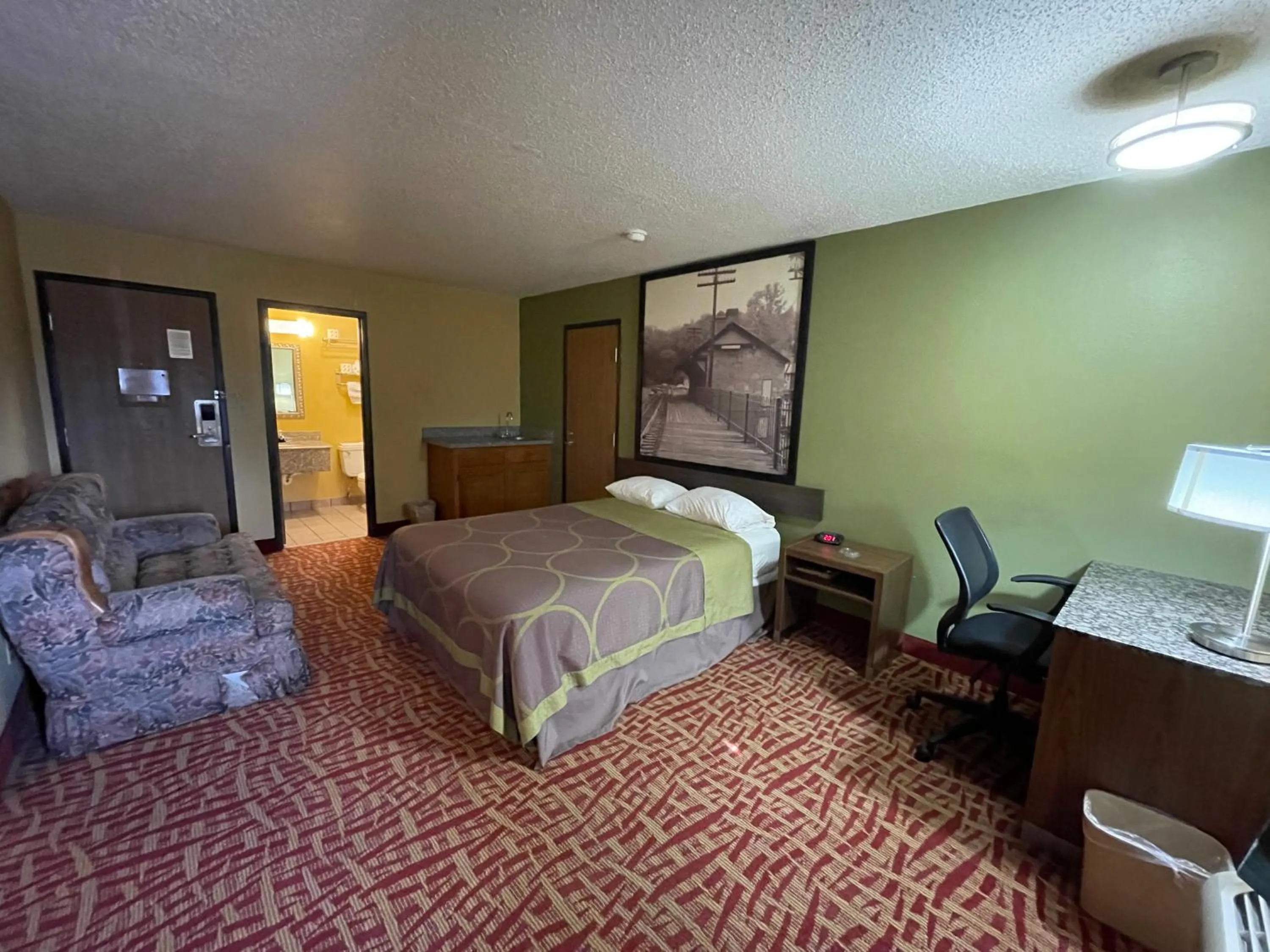 Queen Suite - Smoking in Super 8 by Wyndham Van Buren/Ft. Smith Area