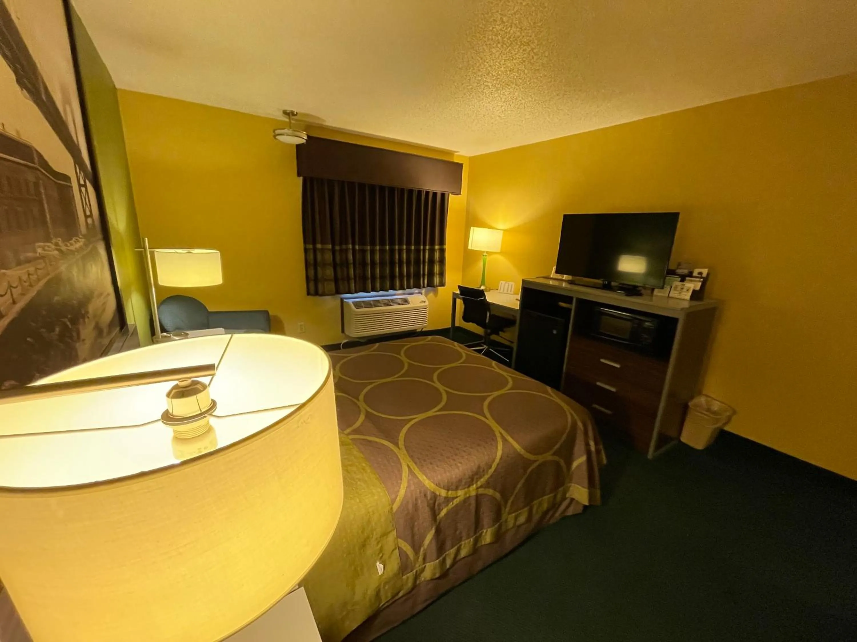 Queen Room - Disability Access/Non-Smoking in Super 8 by Wyndham Van Buren/Ft. Smith Area