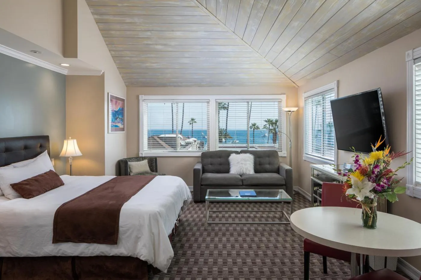 King Suite with Ocean View in Glenmore Plaza Hotel