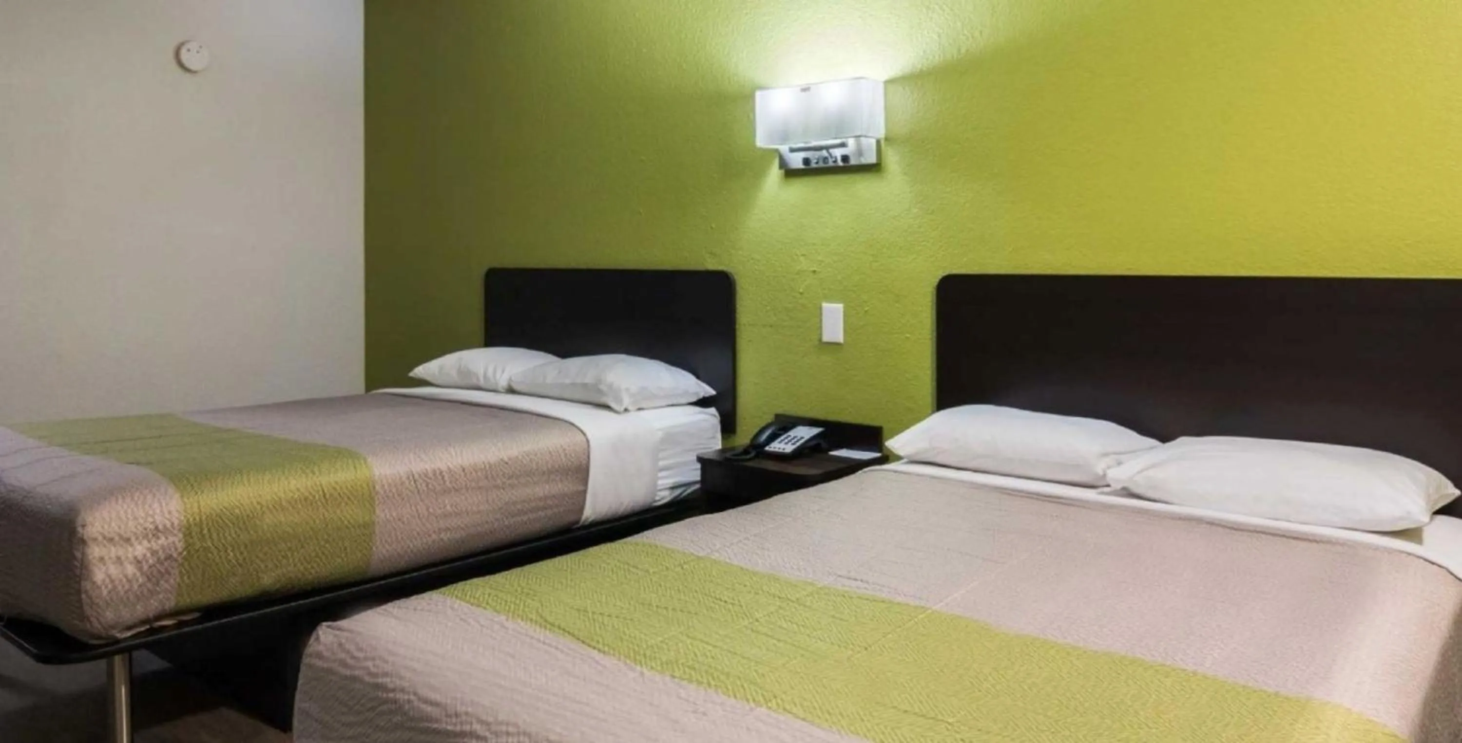 Quadruple Room - Smoking in Motel 6 Irving - Loop 12