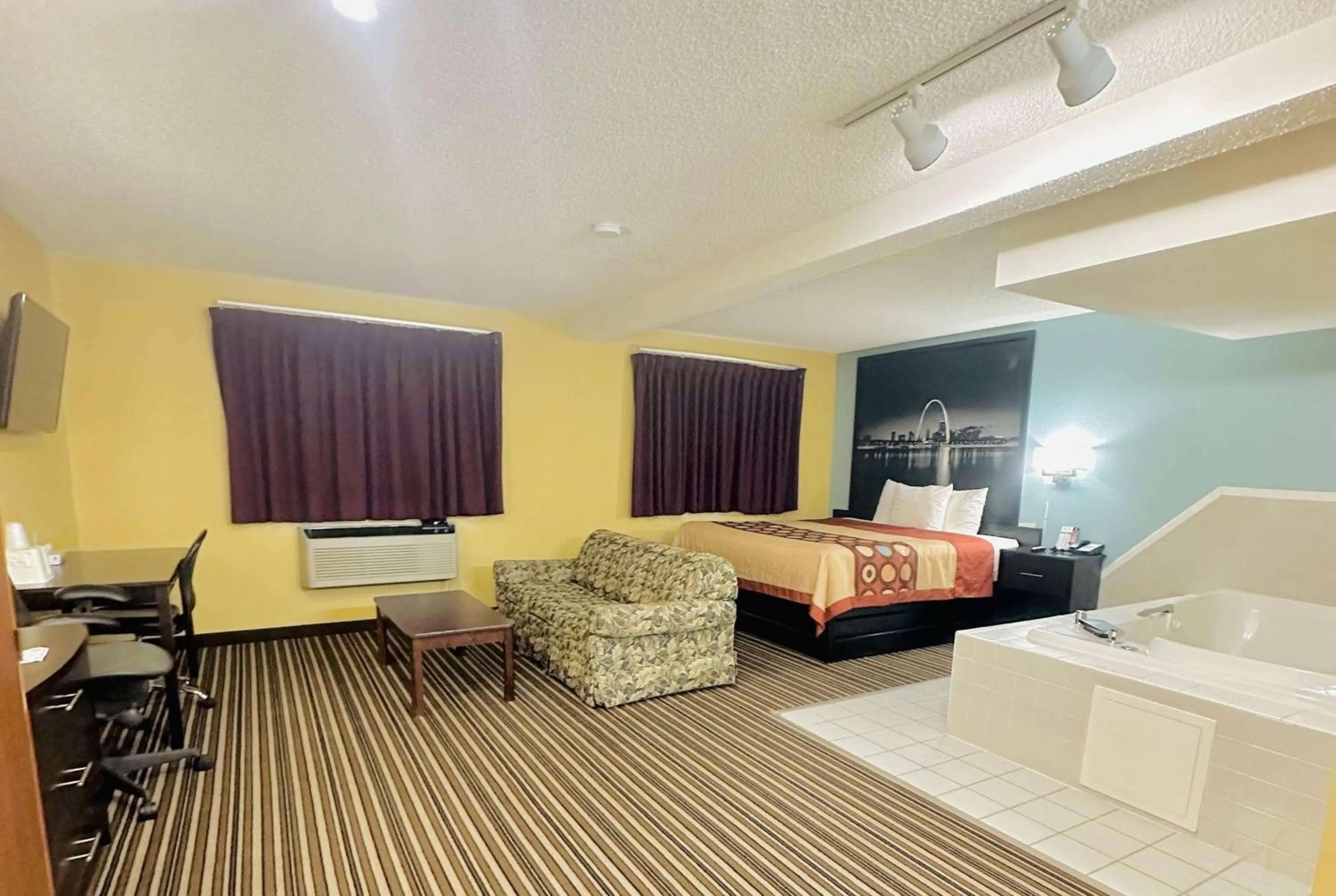 King Suite - Non-Smoking in Super 8 by Wyndham Warrenton