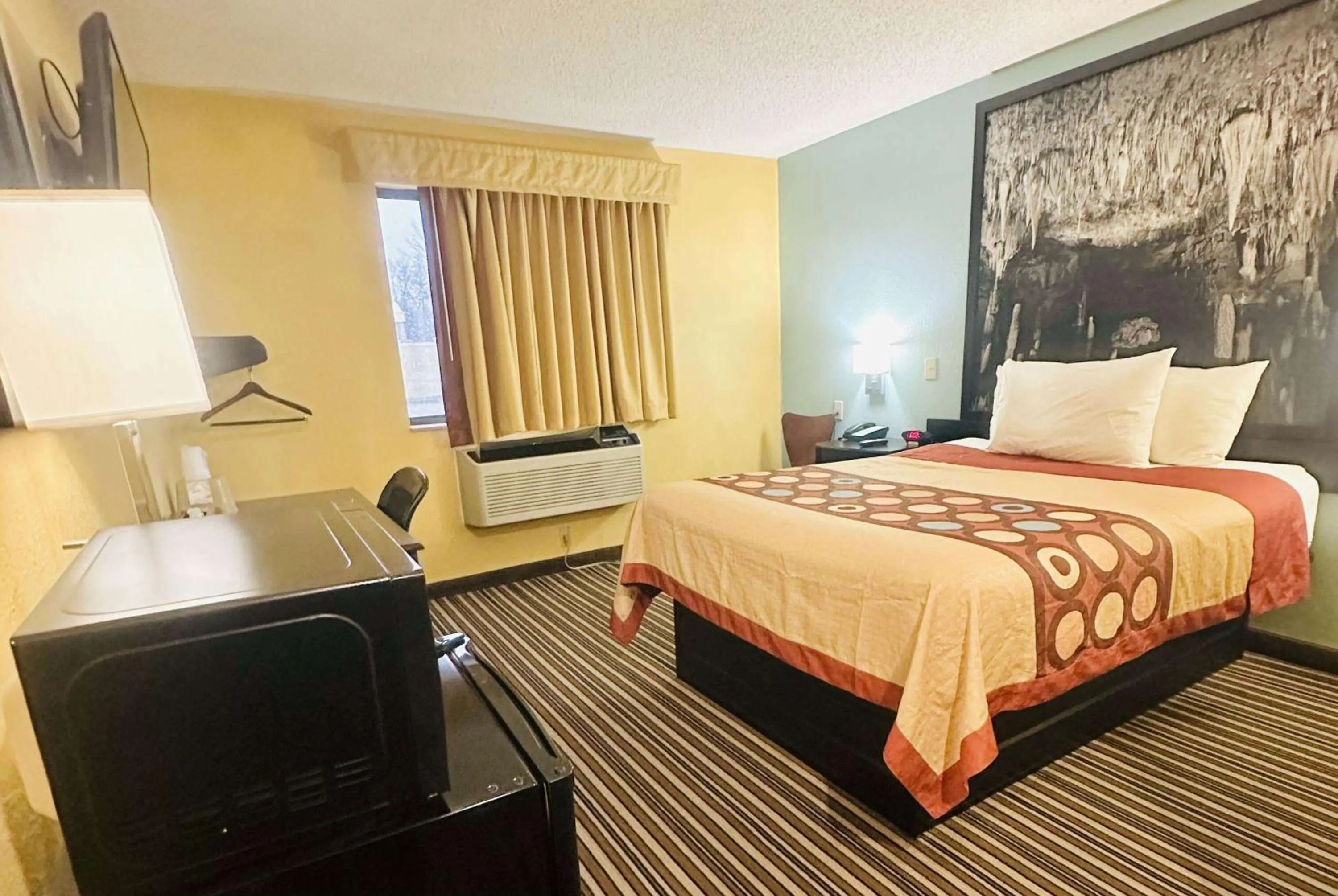 Queen Room - Disability Access/Non-Smoking in Super 8 by Wyndham Warrenton